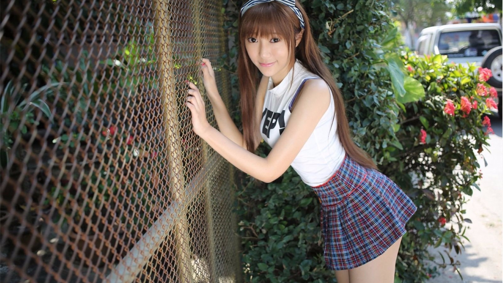 实拍性感长腿女大学生美女,可爱呆萌迷人!