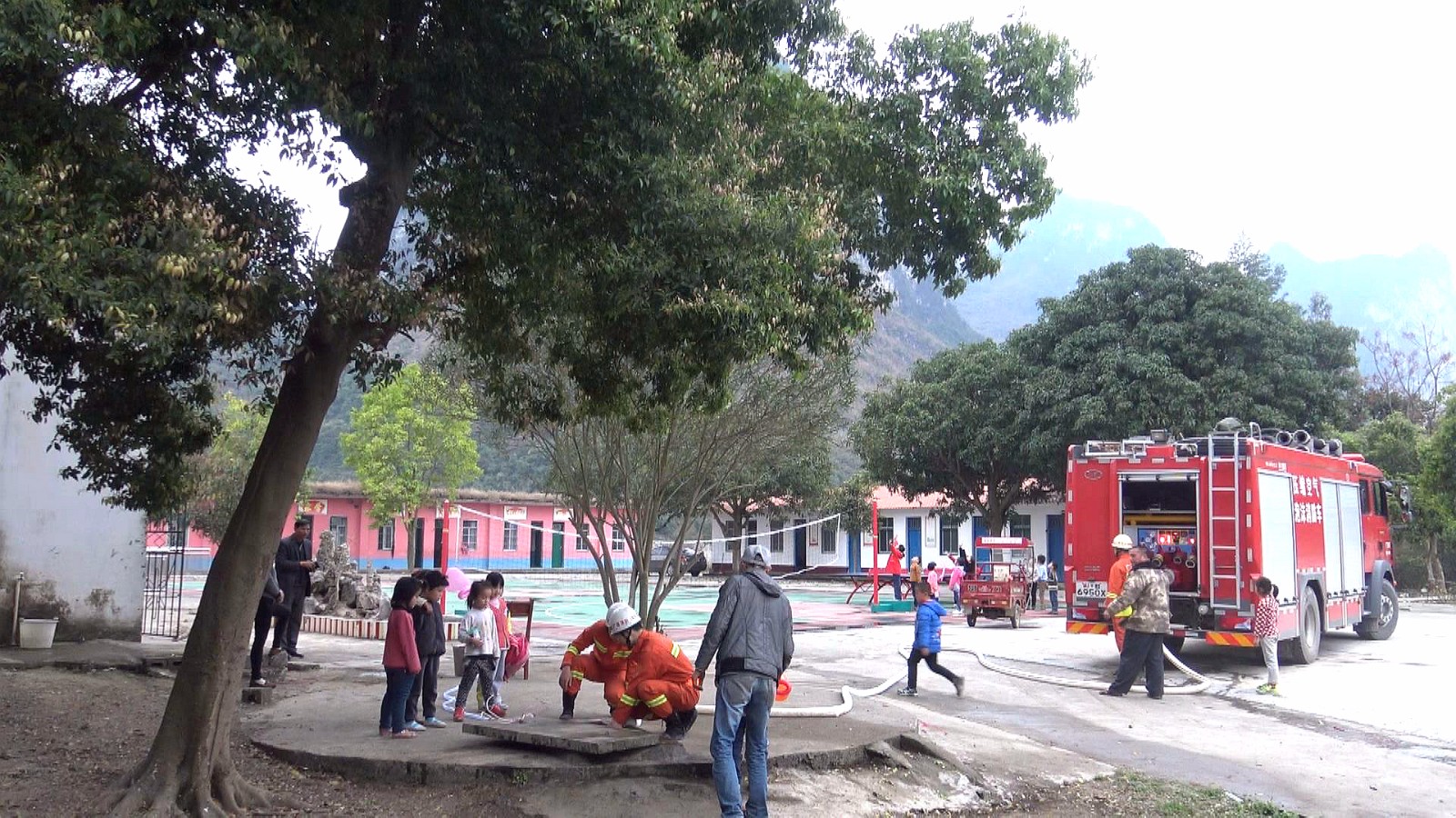 百名师生缺水喊 渴 河池消防送水献真情