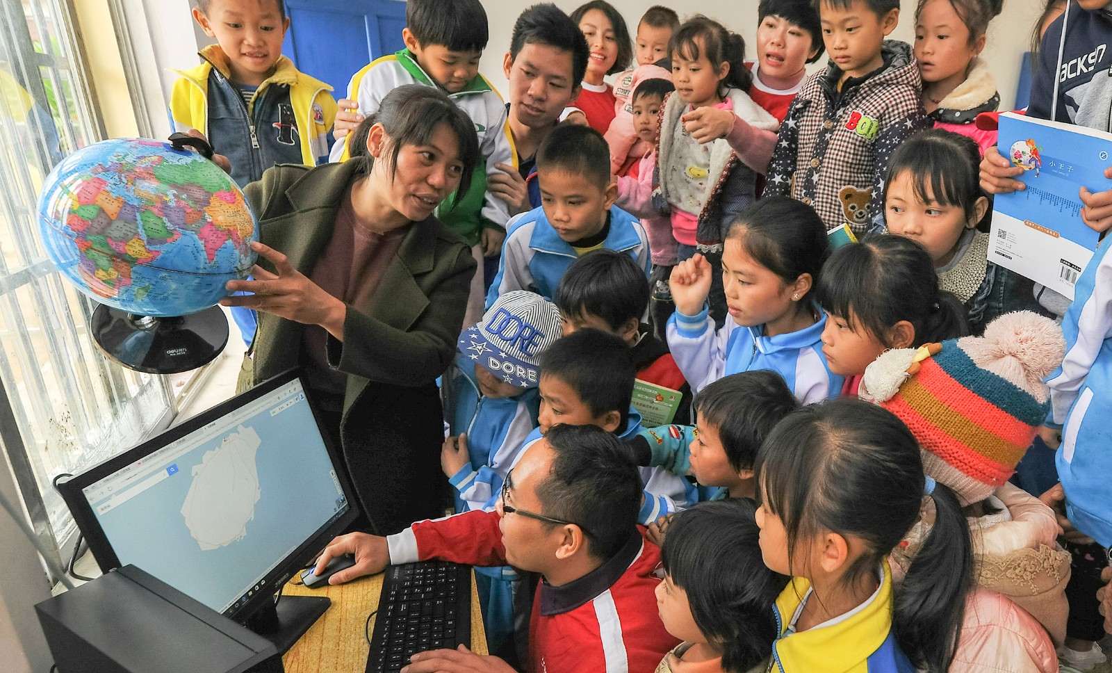 深山里80后老师月薪1800元 坚守17年