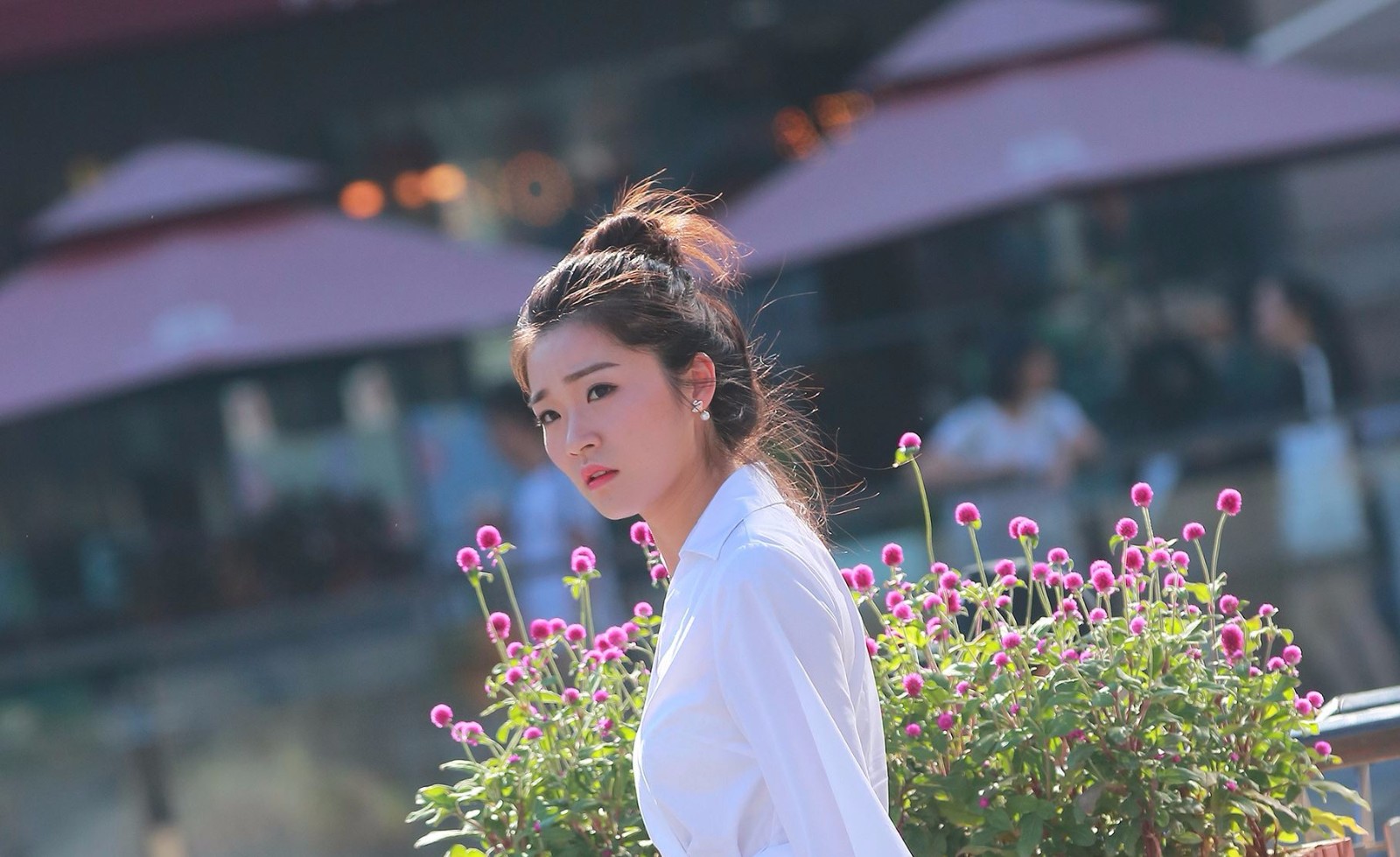 夏日街头街拍紧身短裤 短裤美女时髦中透露时