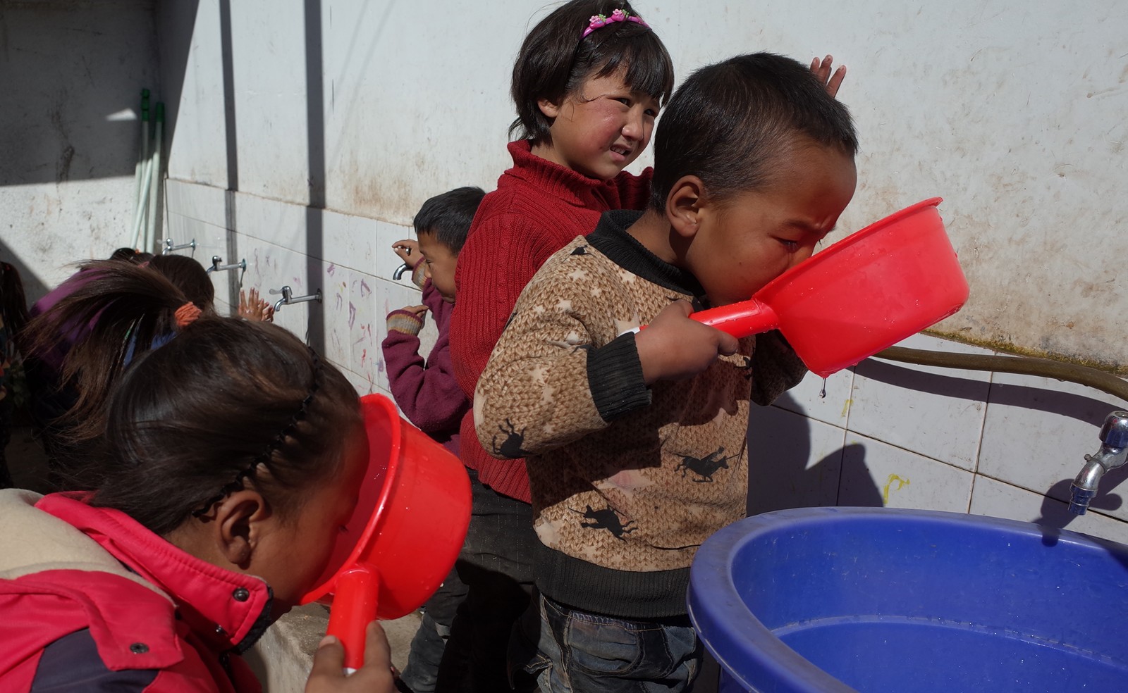 大凉山孩子寒冬里用水瓢喝凉水 趴地上写作业希望走出