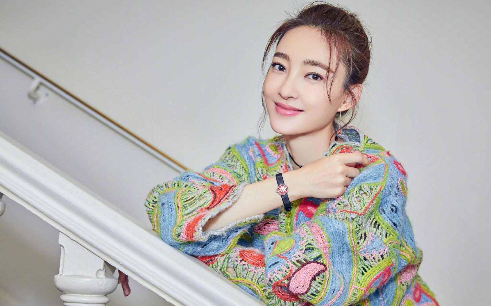 王丽坤晒最新写真美照 尽显典雅与卓然风姿