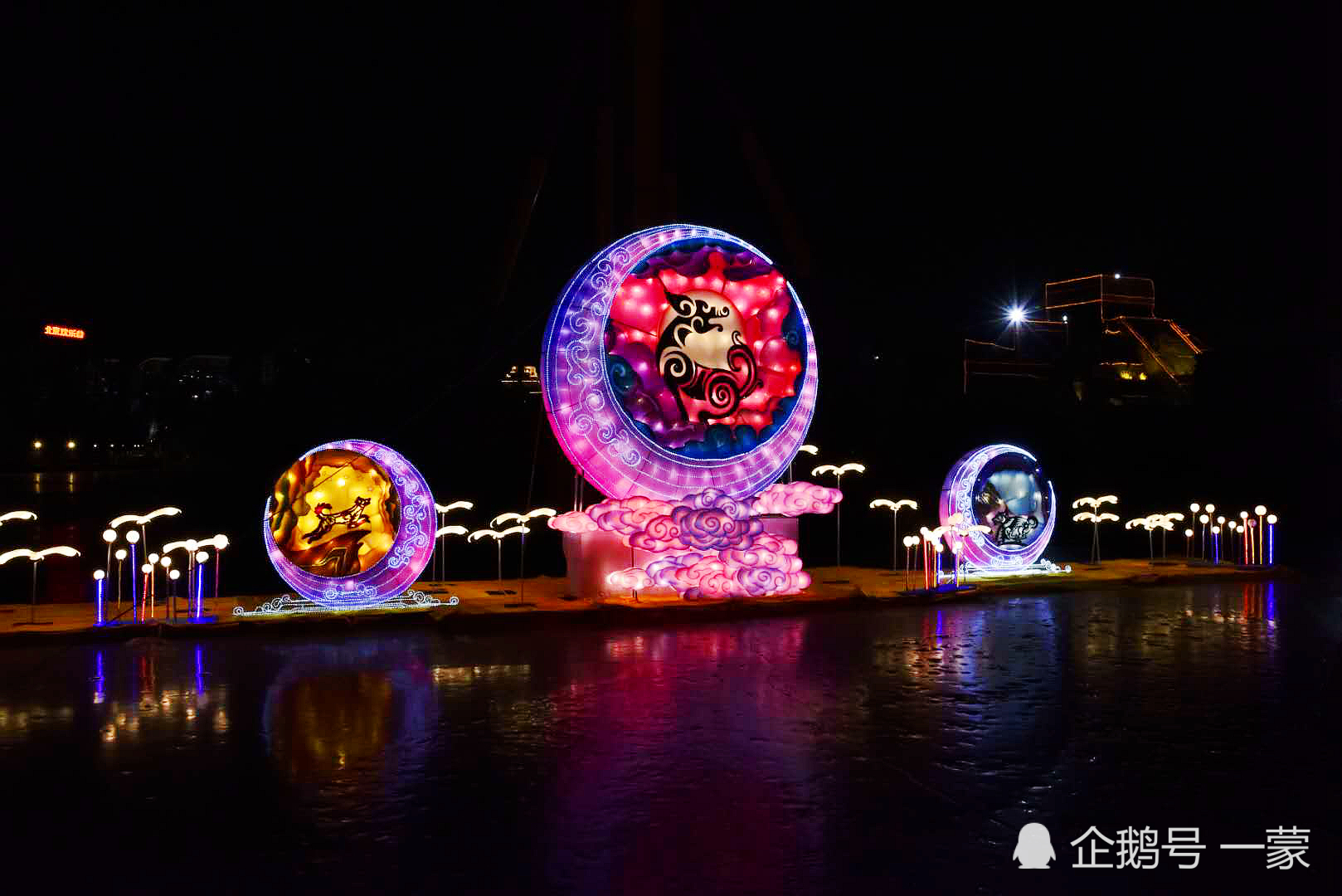 北京欢乐谷2018奇幻灯光节感受节日热烈气氛