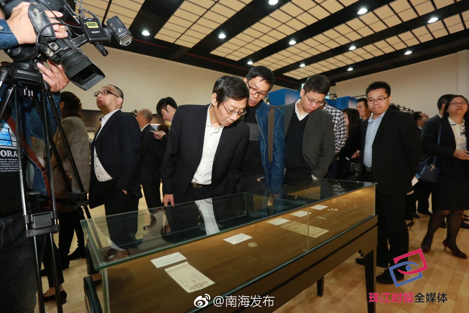 你知道一百万人民币有多重吗?这里能体验!还有