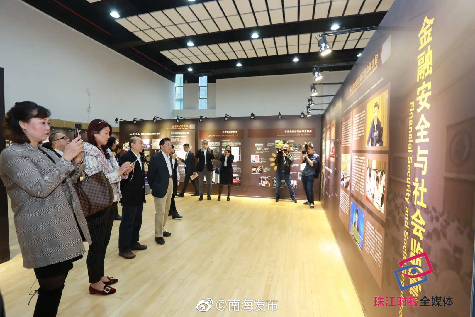 你知道一百万人民币有多重吗?这里能体验!还有