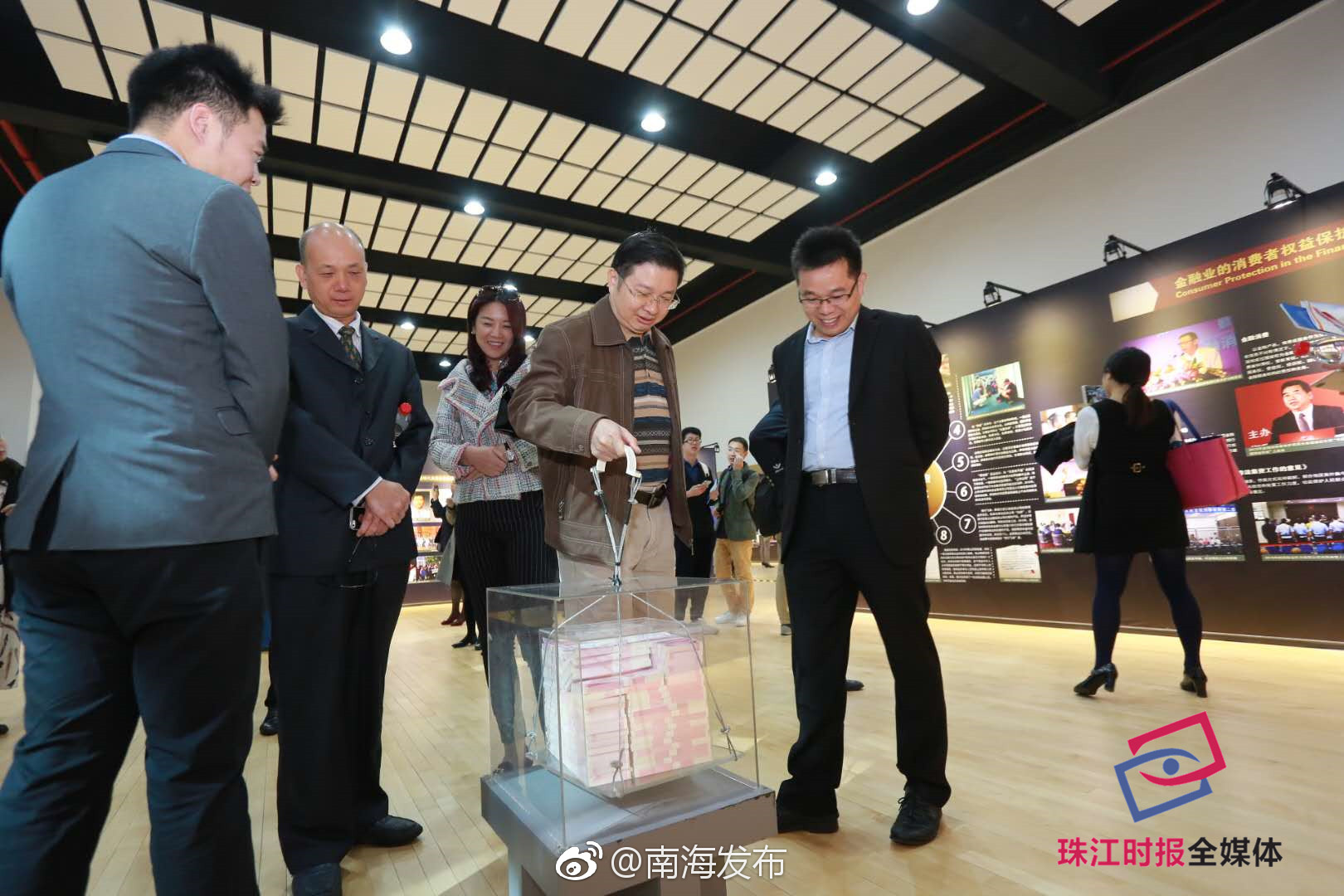 你知道一百万人民币有多重吗?这里能体验!还有