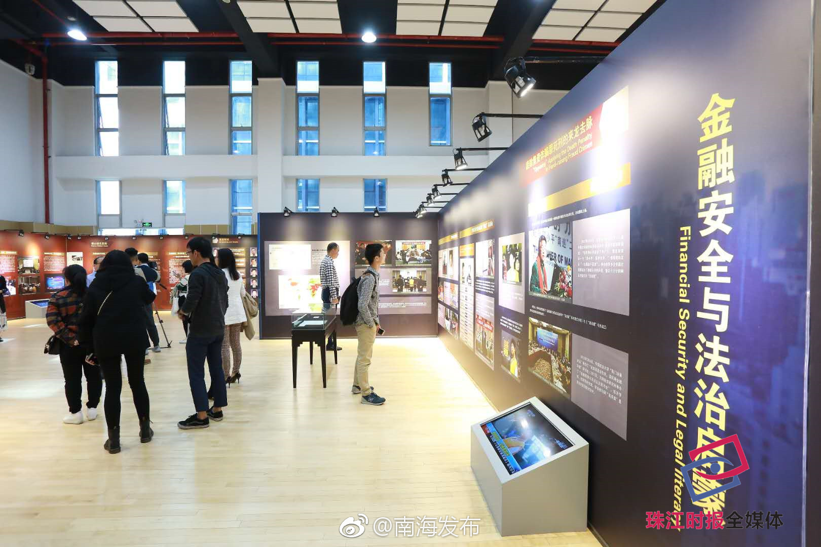 你知道一百万人民币有多重吗?这里能体验!还有