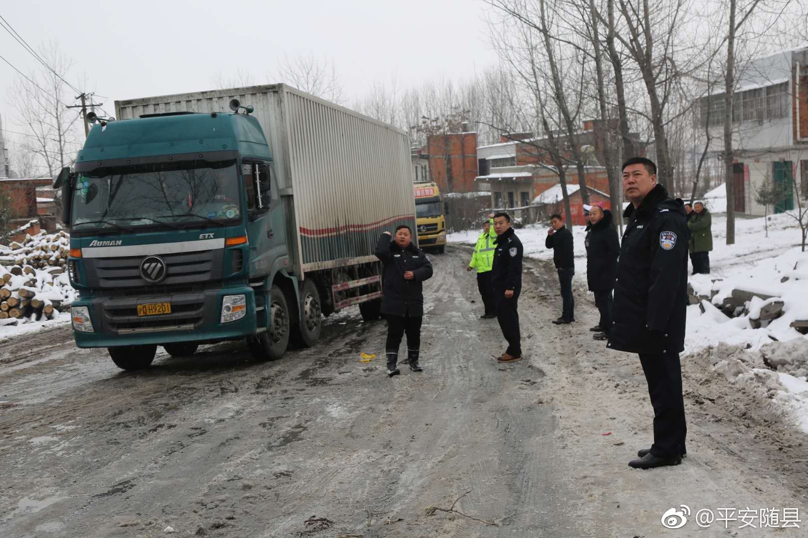 随县公安局为除雪保畅突出民警火线送奖