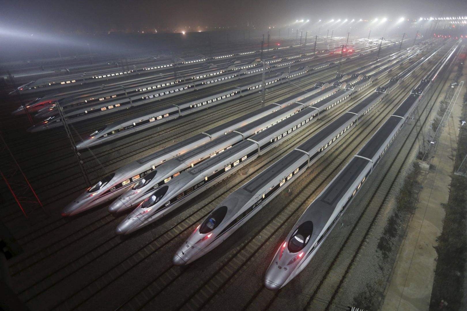 中国春运高铁引老外羡慕,印度网友:我们的高铁