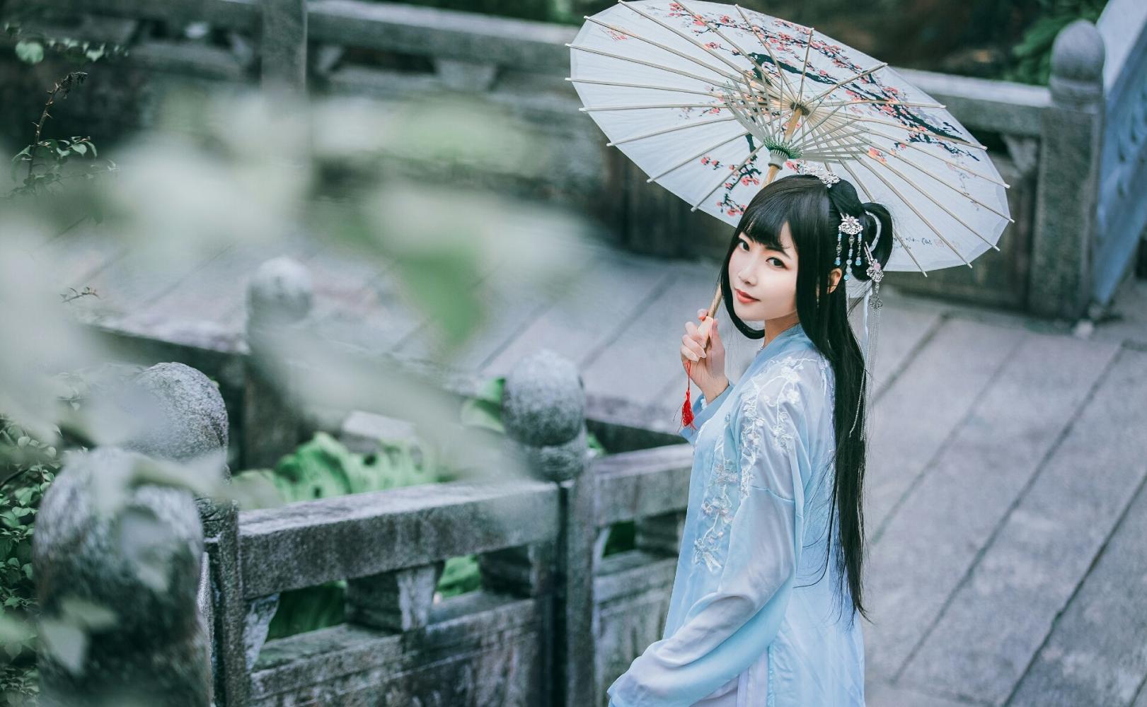光暗淡,逢无缘,曾经何时,一路辗转,恰好赶上愁雨情,古风汉服