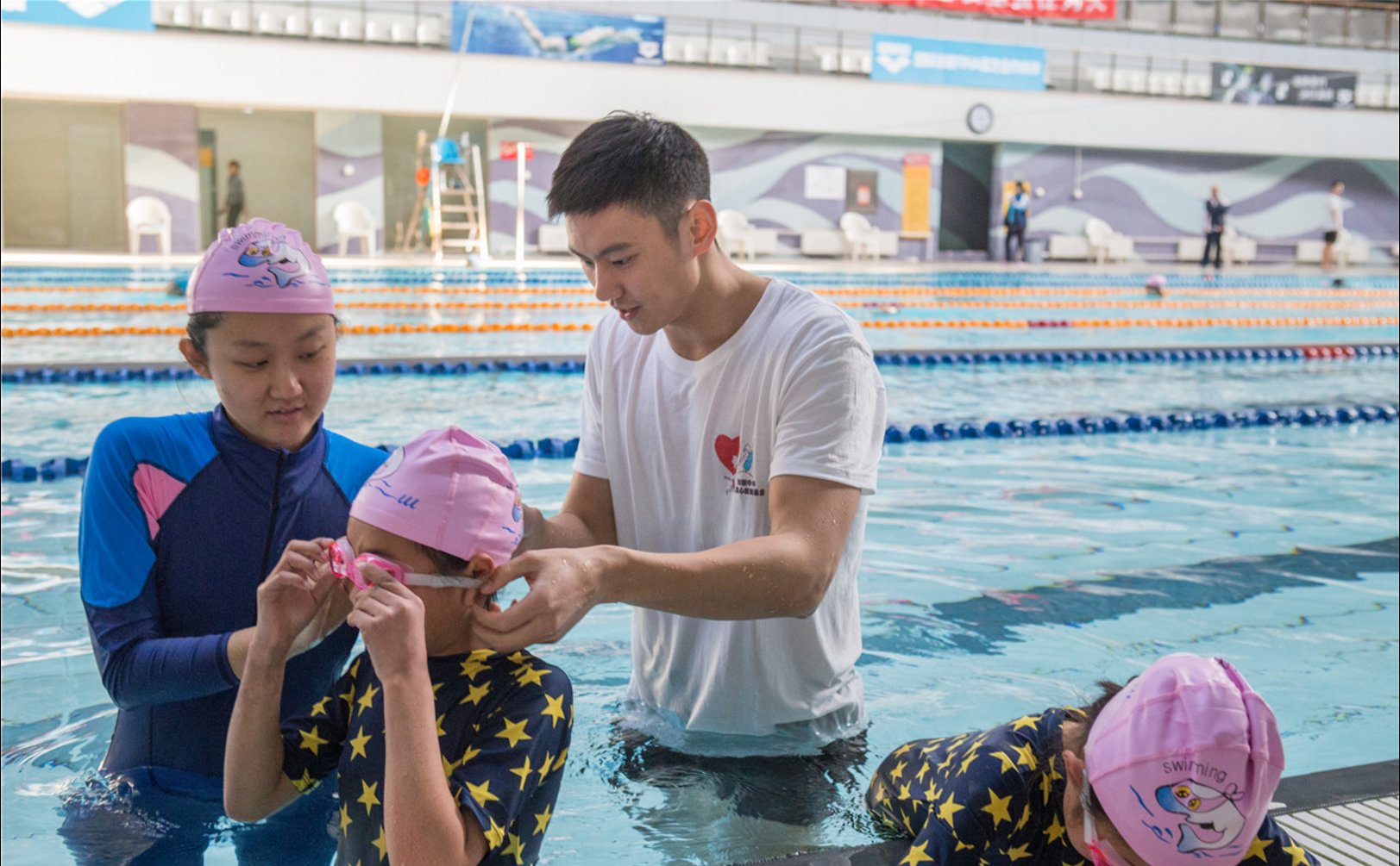 热心公益,宁泽涛教课变孩子王,你见过这么帅的游泳教练吗?