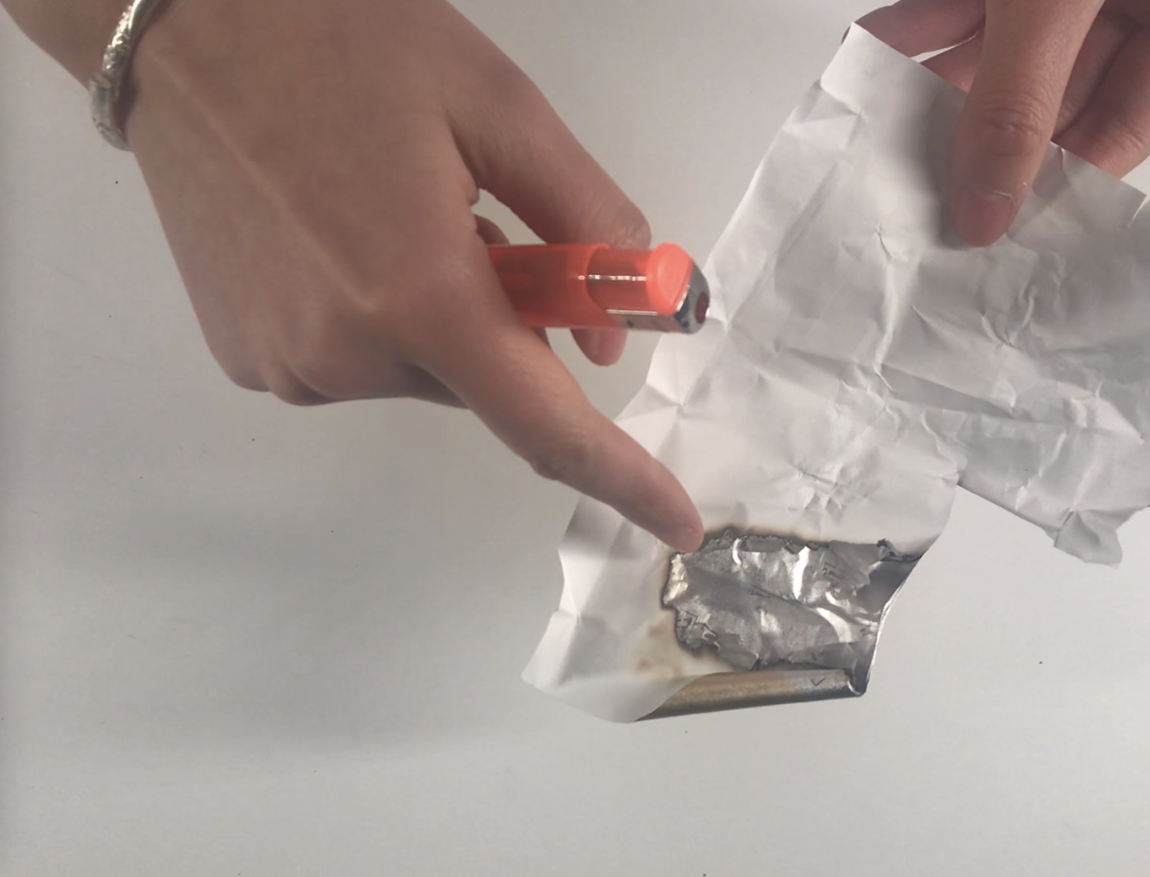 白抽了几十年烟,你知道烟盒里藏的这4个宝贝吗,真是太实用了
