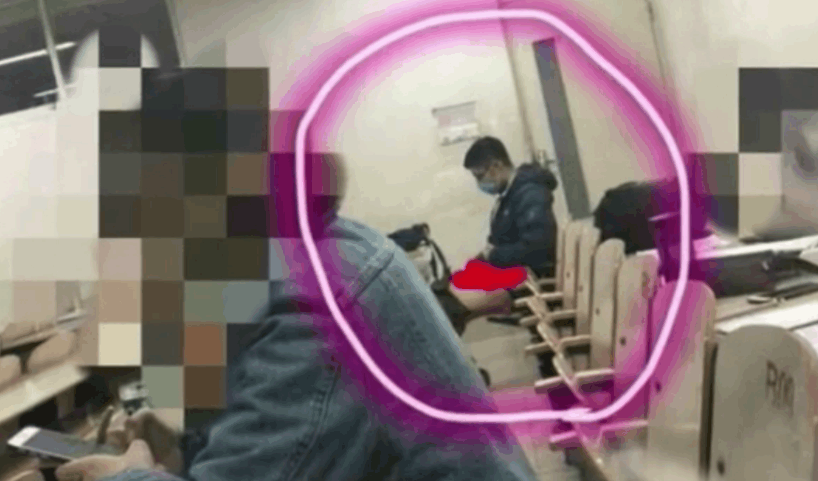 实拍: 山东一高校男子当众"打枪", 吓跑周围女同学