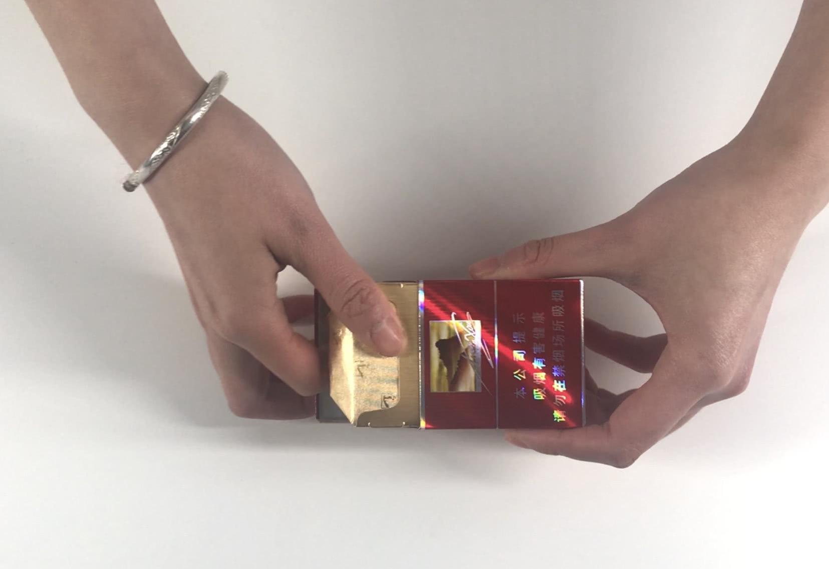 白抽了几十年烟,你知道烟盒里藏的这4个宝贝吗,真是太实用了
