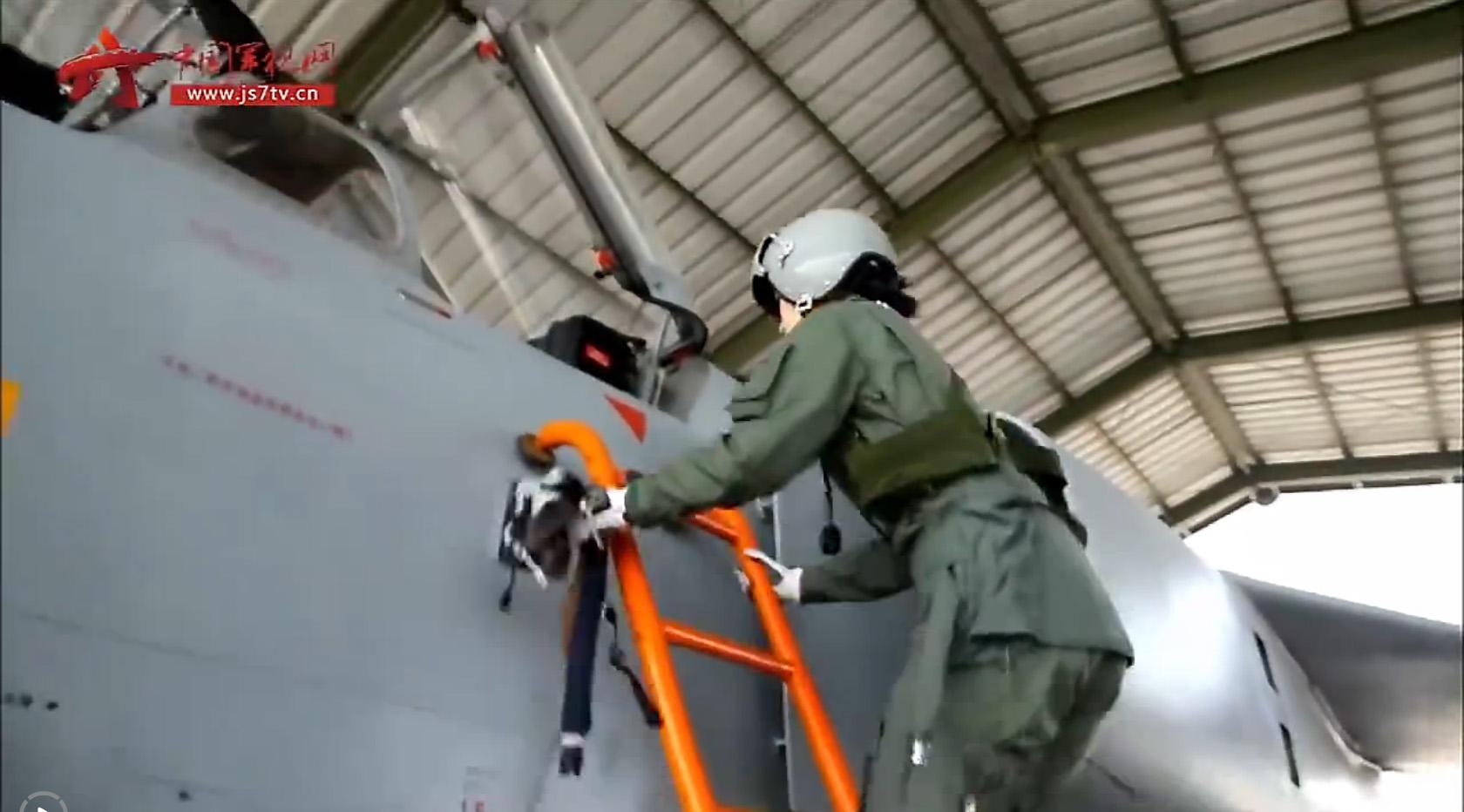 女飞驾歼轰7A少见画面曝光: 飞越壮美雪山对地