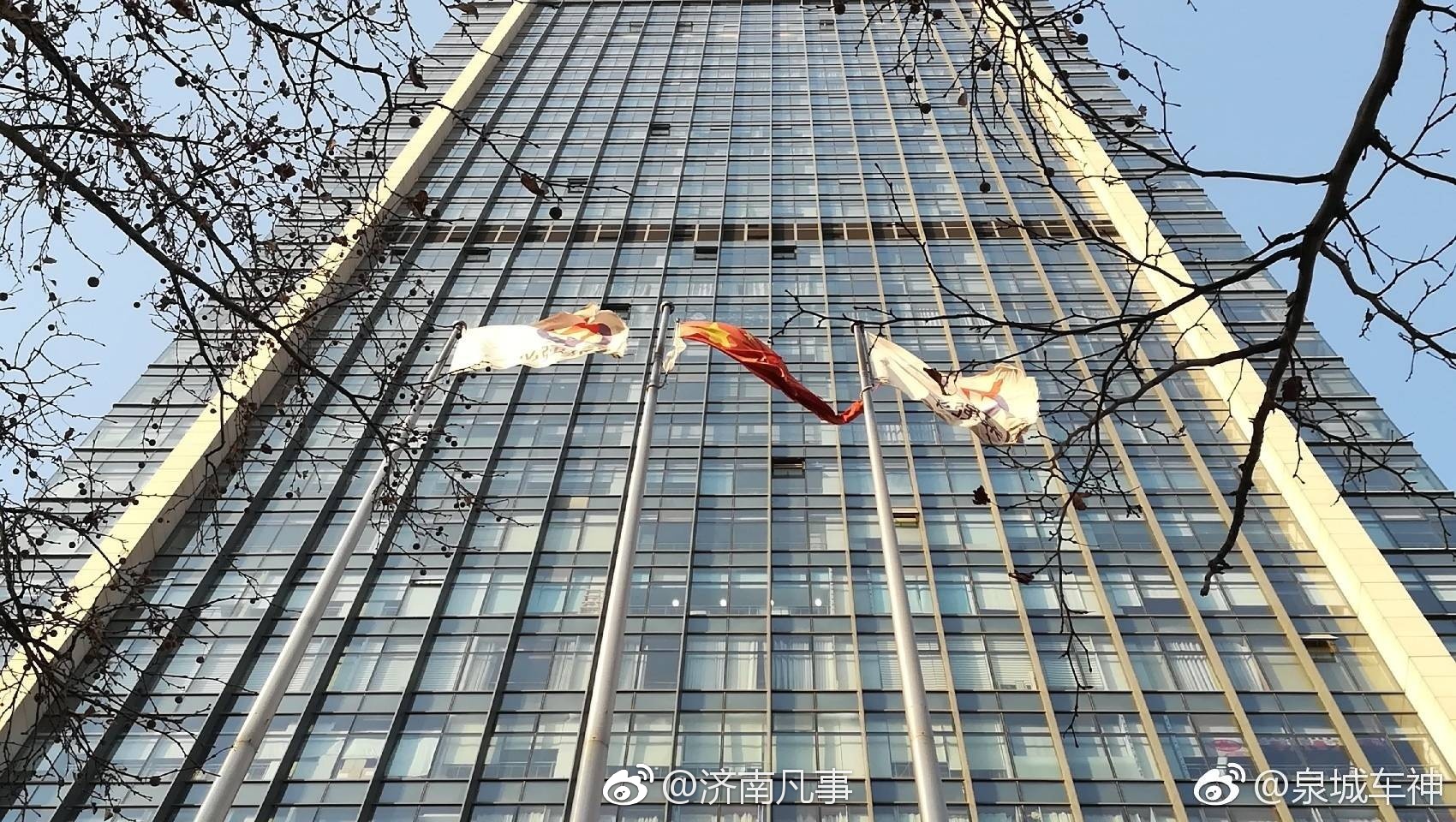 济南某写字楼前国旗残破,快换了吧!