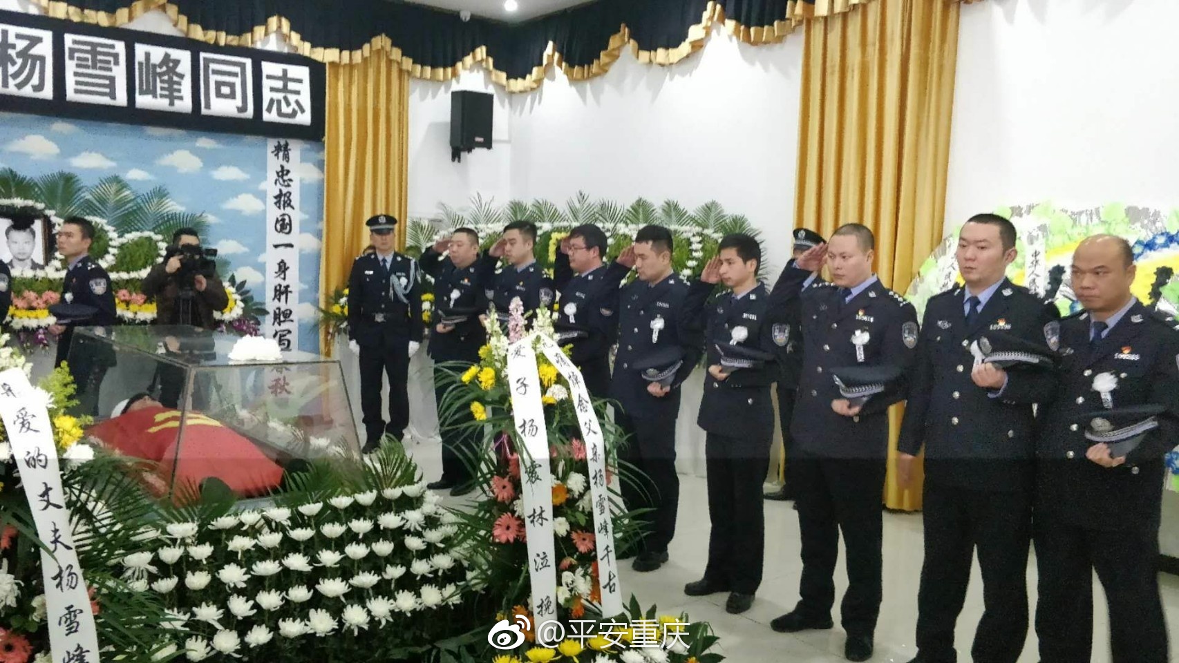此刻点燃蜡烛送牺牲民警杨雪峰最后一程蜡烛