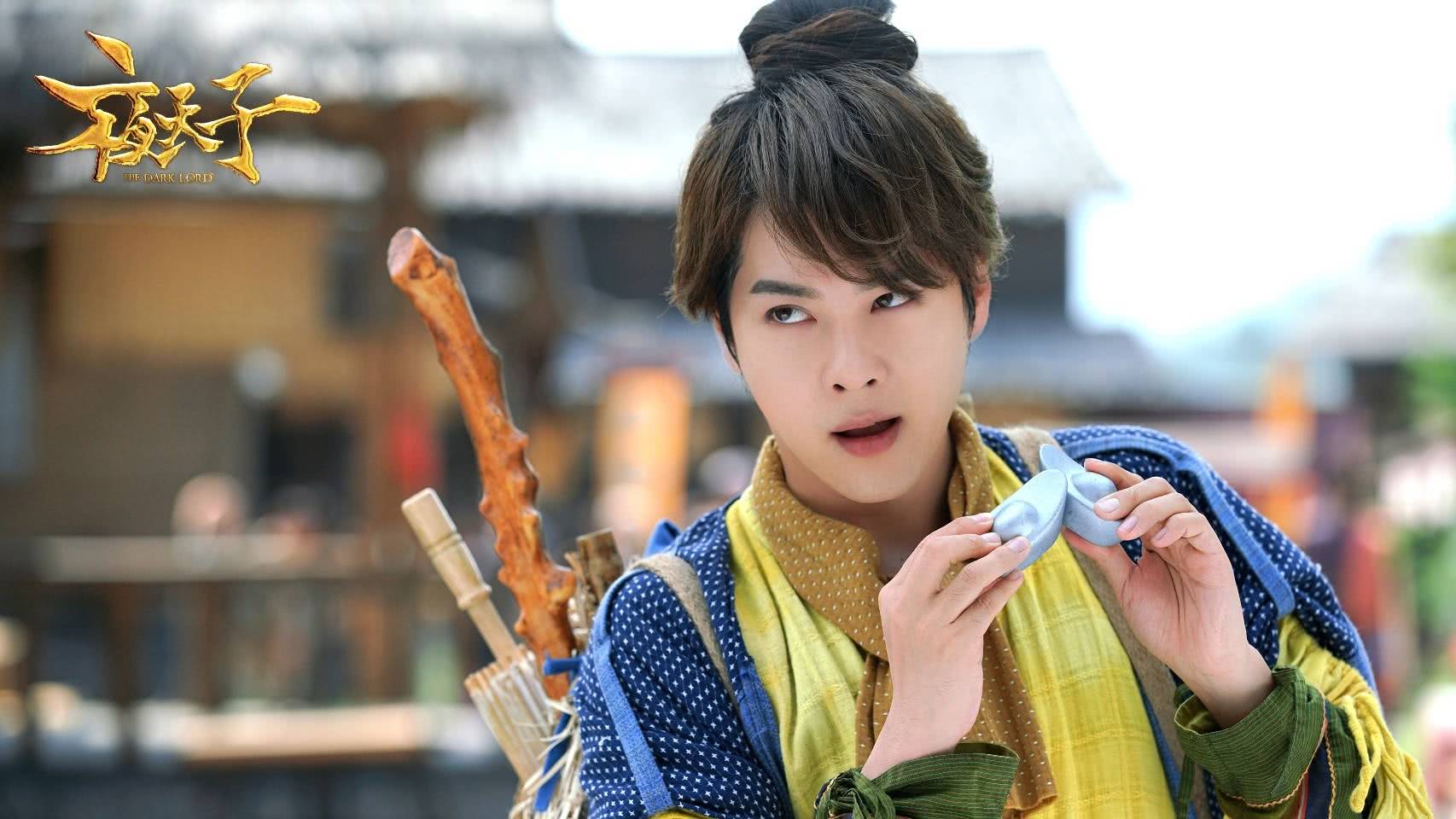 宋祖儿新剧麻花辫造型美出新高度,但相差15岁