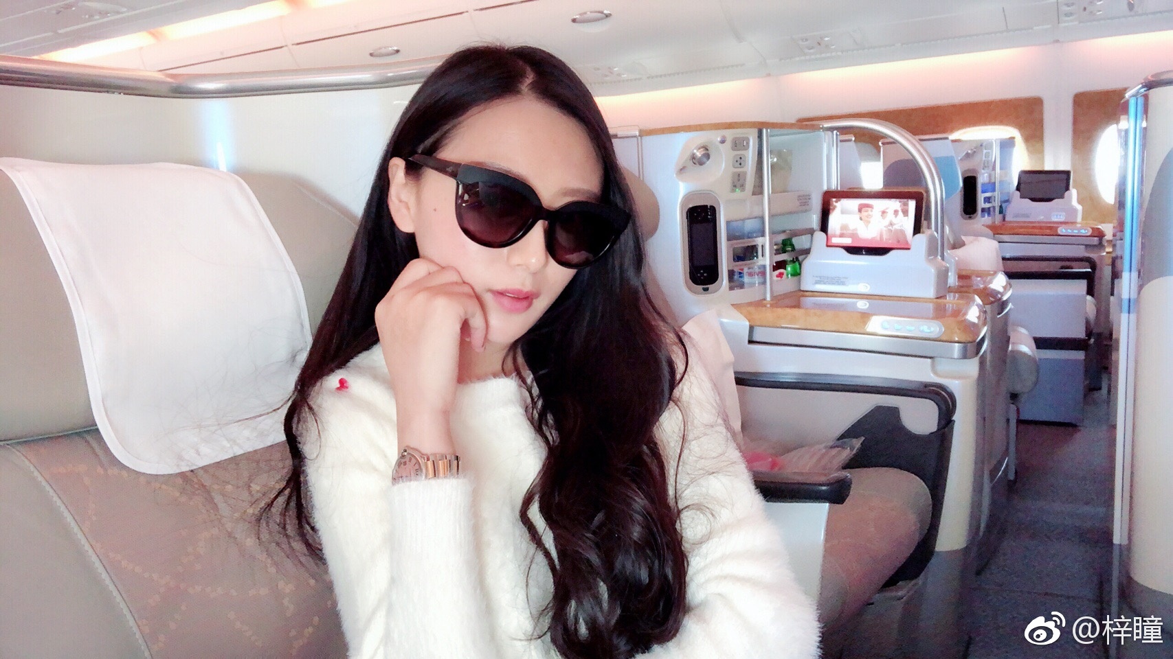 从迪拜飞回北京,阿联酋航空商务舱回程飞机上