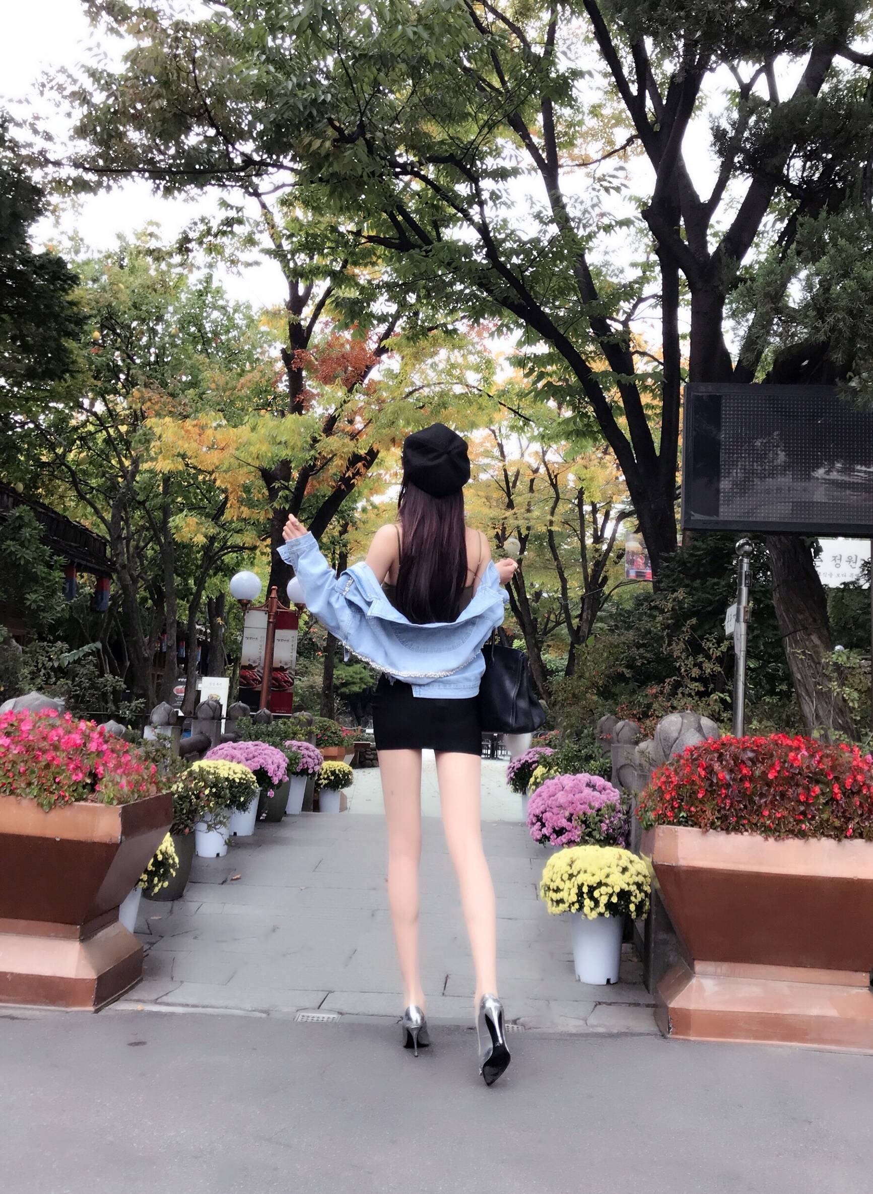 银色亮面高跟鞋,提高整体气质