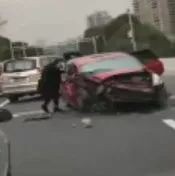 视频：瓯海大道惨烈车祸，妈妈抱着孩子痛哭…