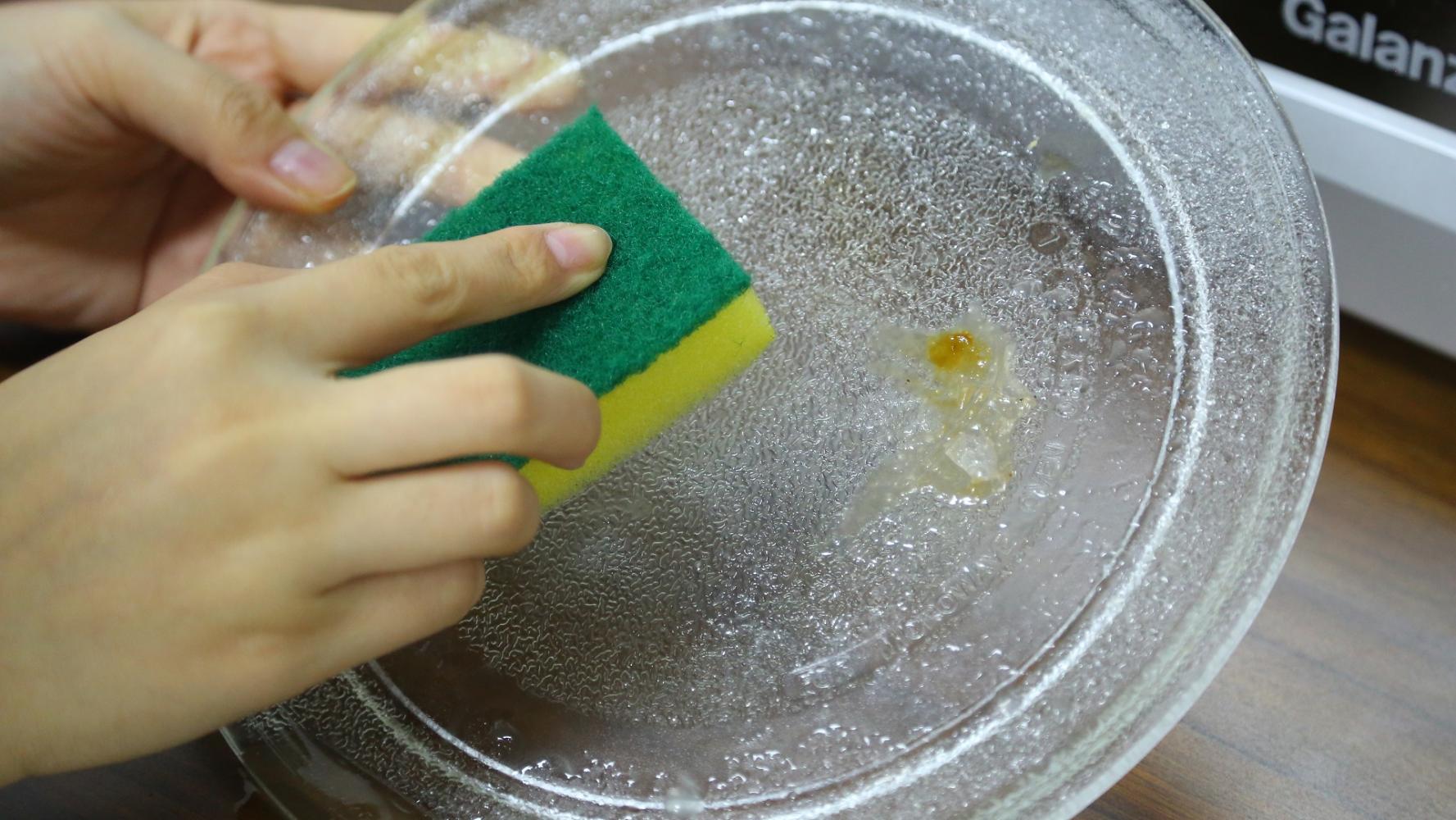 没喝完的雪碧不要倒掉,加点牙膏做成清洁剂,清