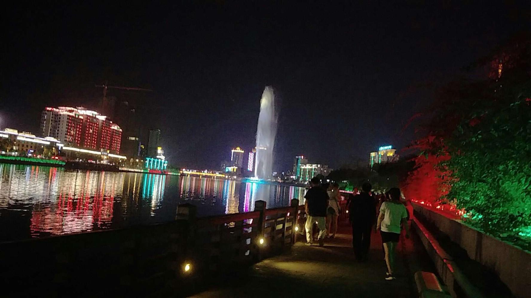 河源这个景点在江中心, 是号称亚洲第一高的音乐喷泉!