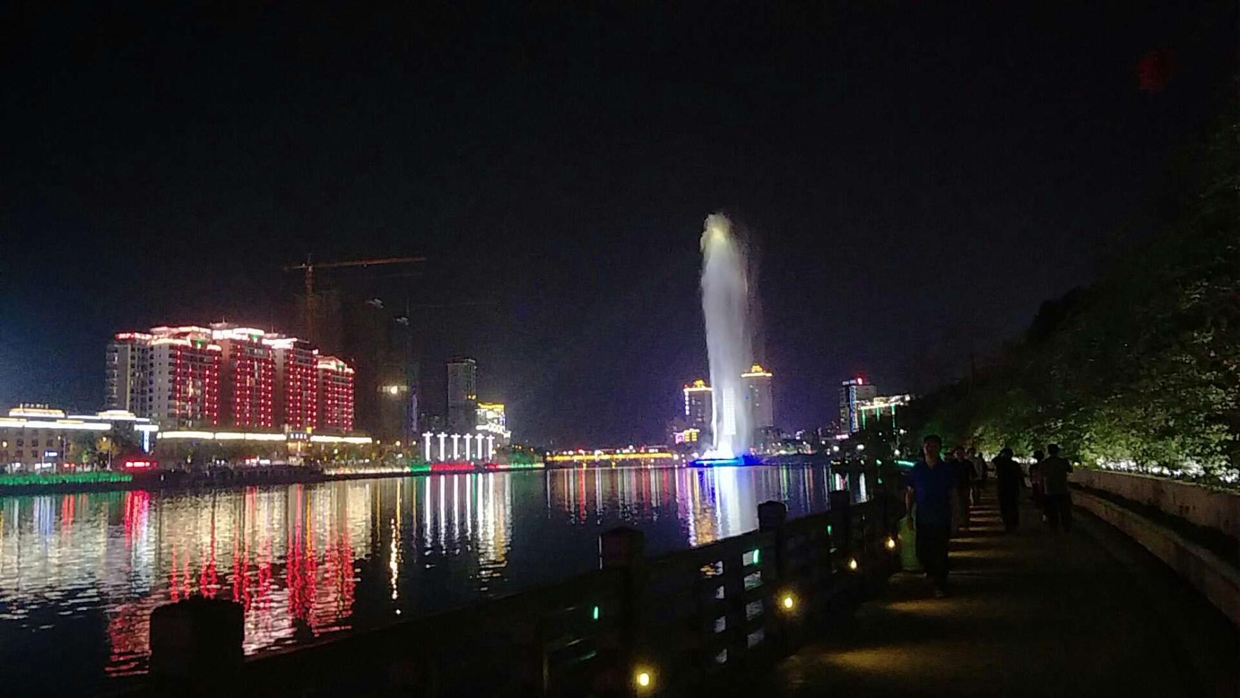 河源这个景点在江中心, 是号称亚洲第一高的音乐喷泉!