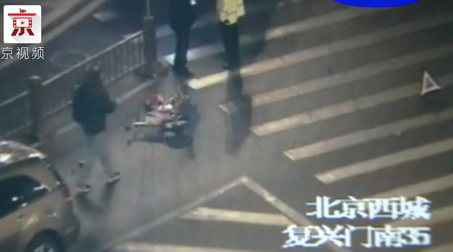 京视频 【电动车又双叒出事故 过马路时被轿车兜翻】近日，在北京复兴门桥上...