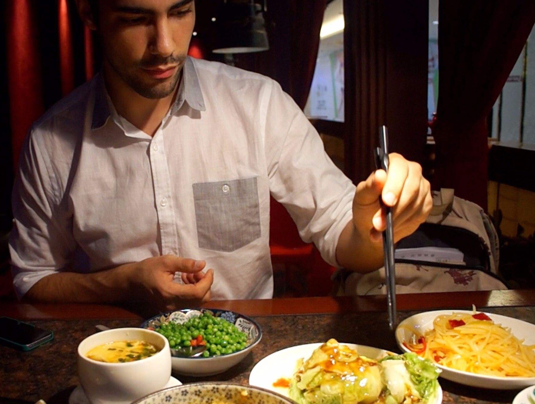 假中国菜在国外流行,英国人吃的不亦乐乎,中