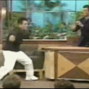 成龙是功夫巨星,在好莱坞也是有着很高的知名度,在录一档节目时,主持