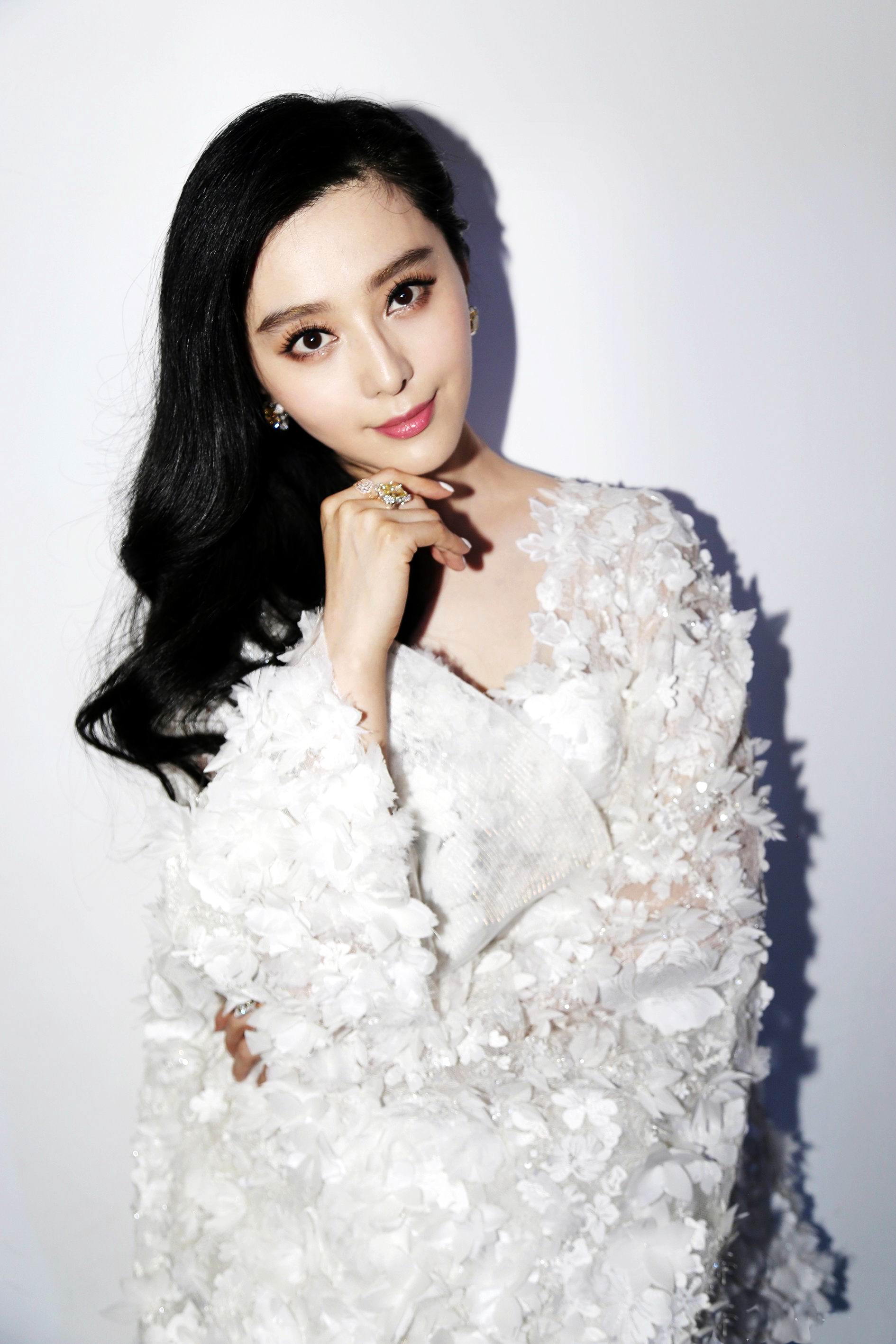 这几位明星买的天价保险，最高的一位为双手入了上亿元保险!