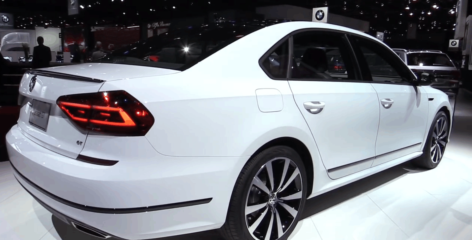 2019帕萨特GT来了, 不仅颜值高动力还强, 才卖18万 迈腾真伤不起