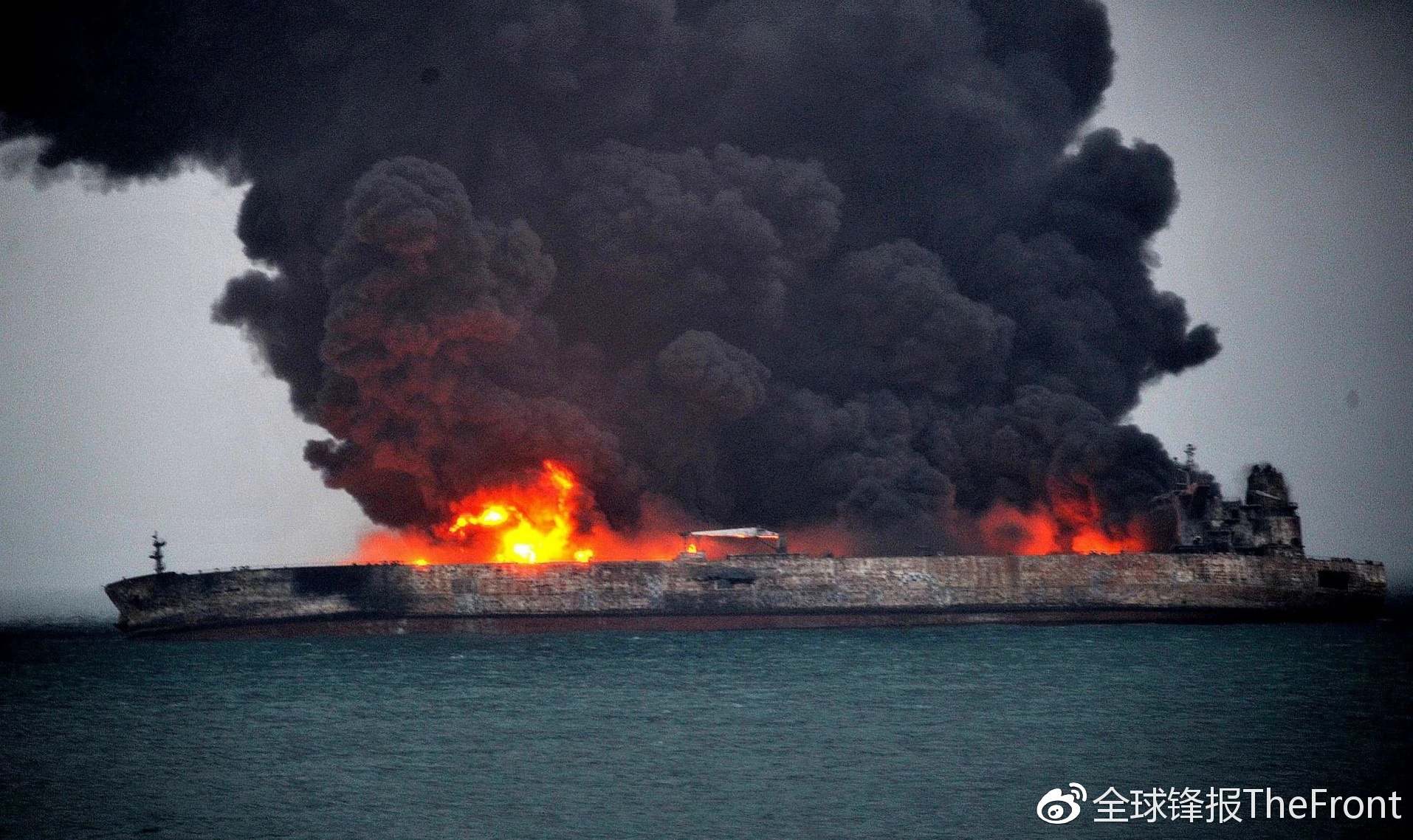 中国东海事故油船持续燃烧，或成26年来最严重海上漏油灾难