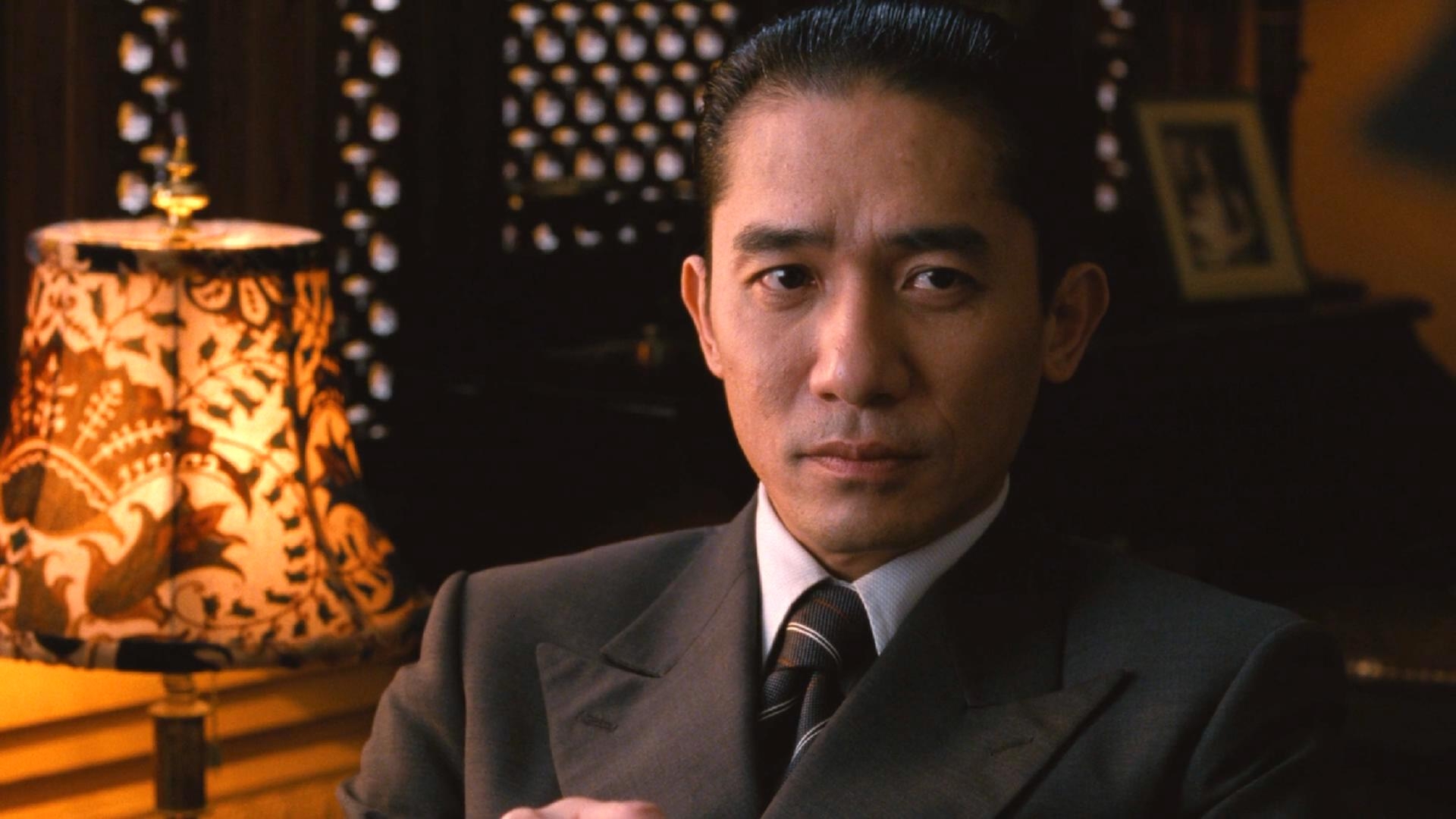 他颜值完爆梁朝伟,曾是TVB霸屏男神,豪车无数