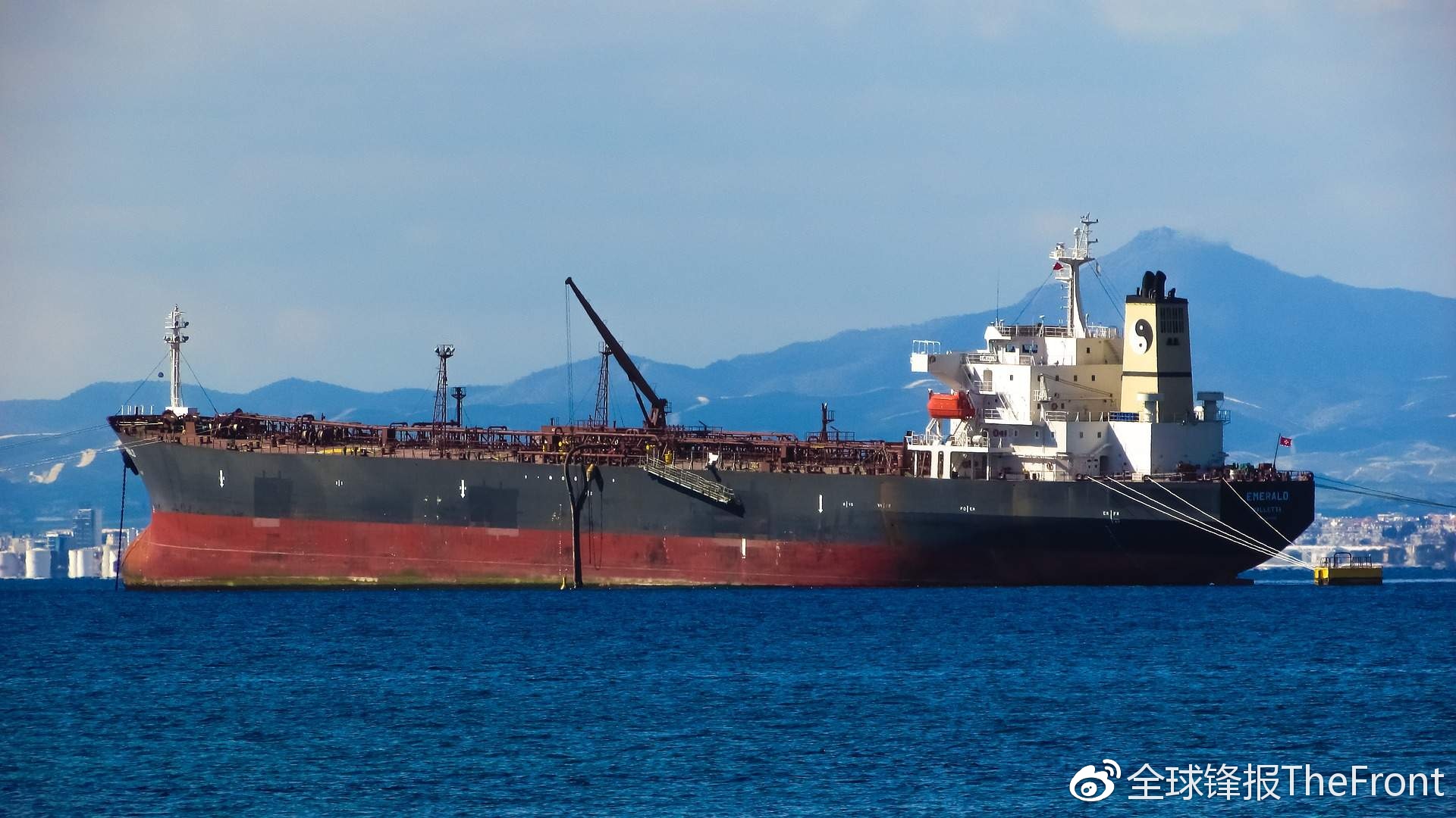 中国东海事故油船持续燃烧，或成26年来最严重海上漏油灾难