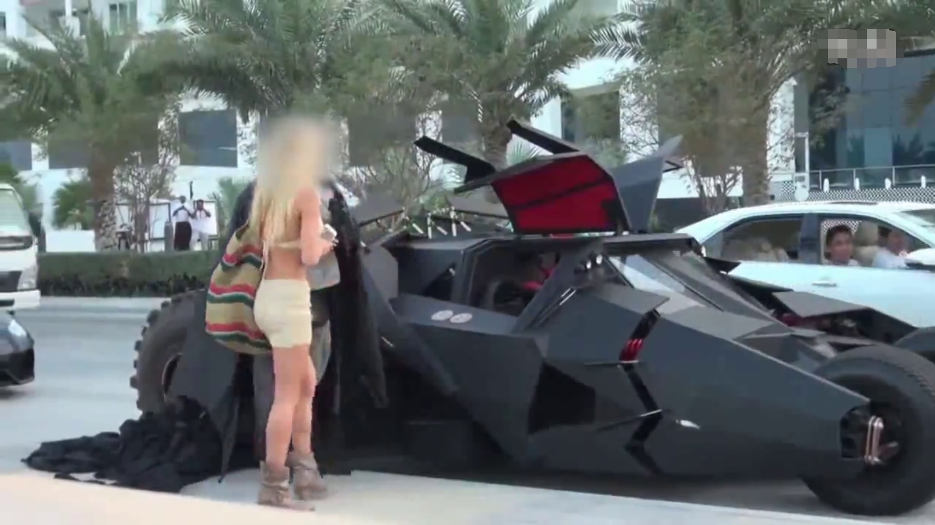 女孩搭讪开兰博基尼蝙蝠战车的小伙，结果人家女朋友这时候来了!