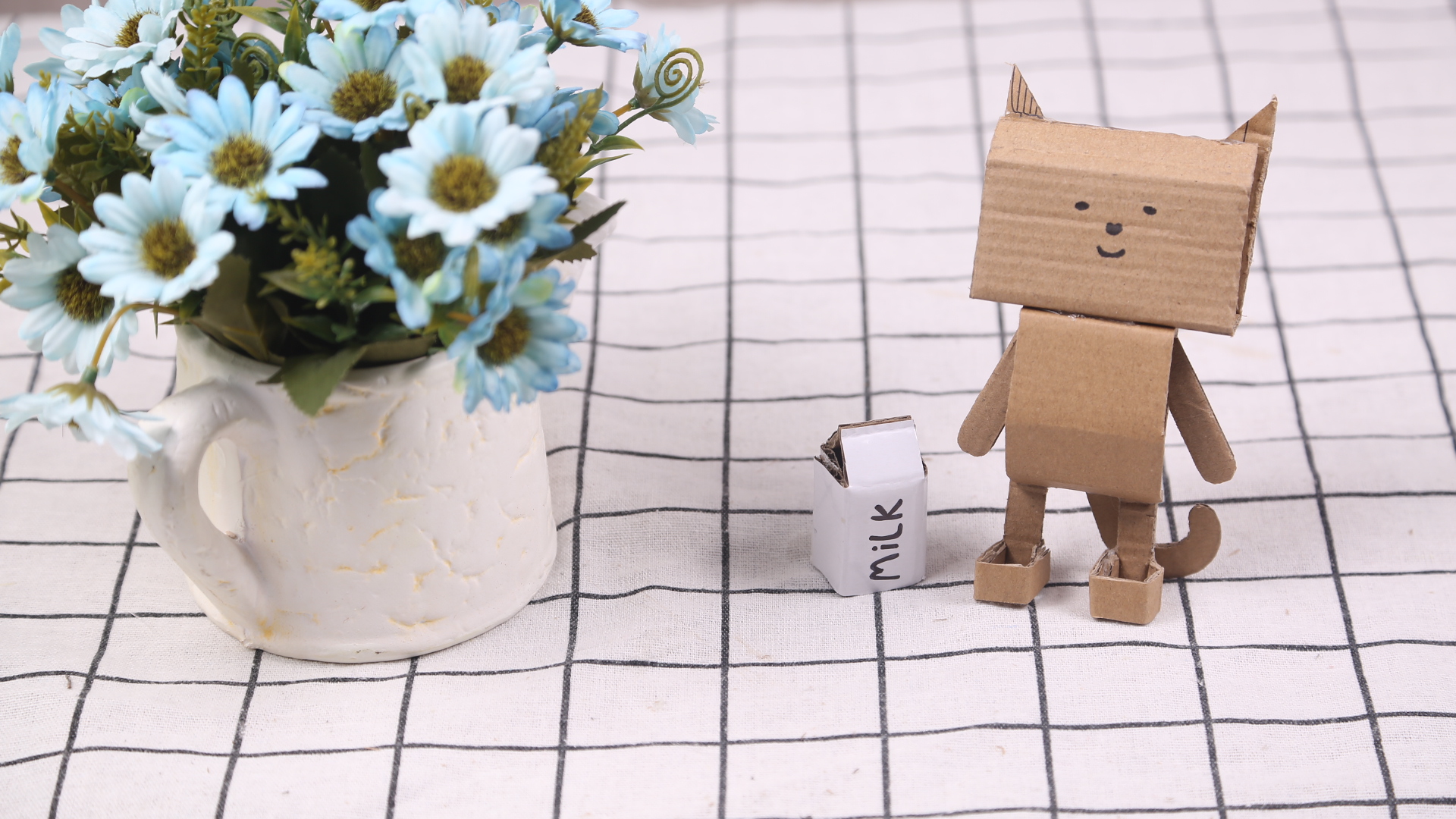 Thùng carton cũ được chuyển thành đồ trang trí đồ chơi, ấm áp và đáng yêu nhưng cũng về nhà, mọi người sẽ thấy bộ sưu tập
