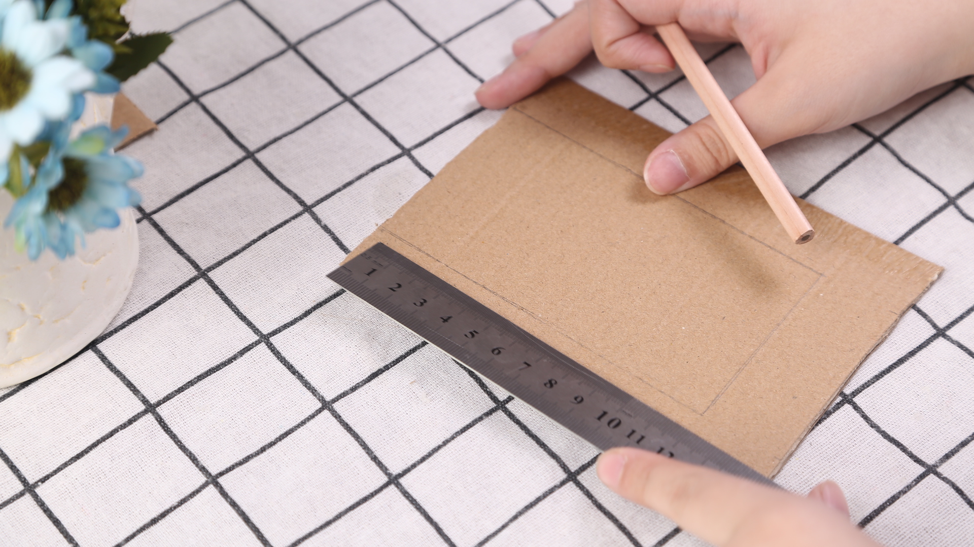 Thùng carton cũ được chuyển thành đồ trang trí đồ chơi, ấm áp và đáng yêu nhưng cũng về nhà, mọi người sẽ thấy bộ sưu tập