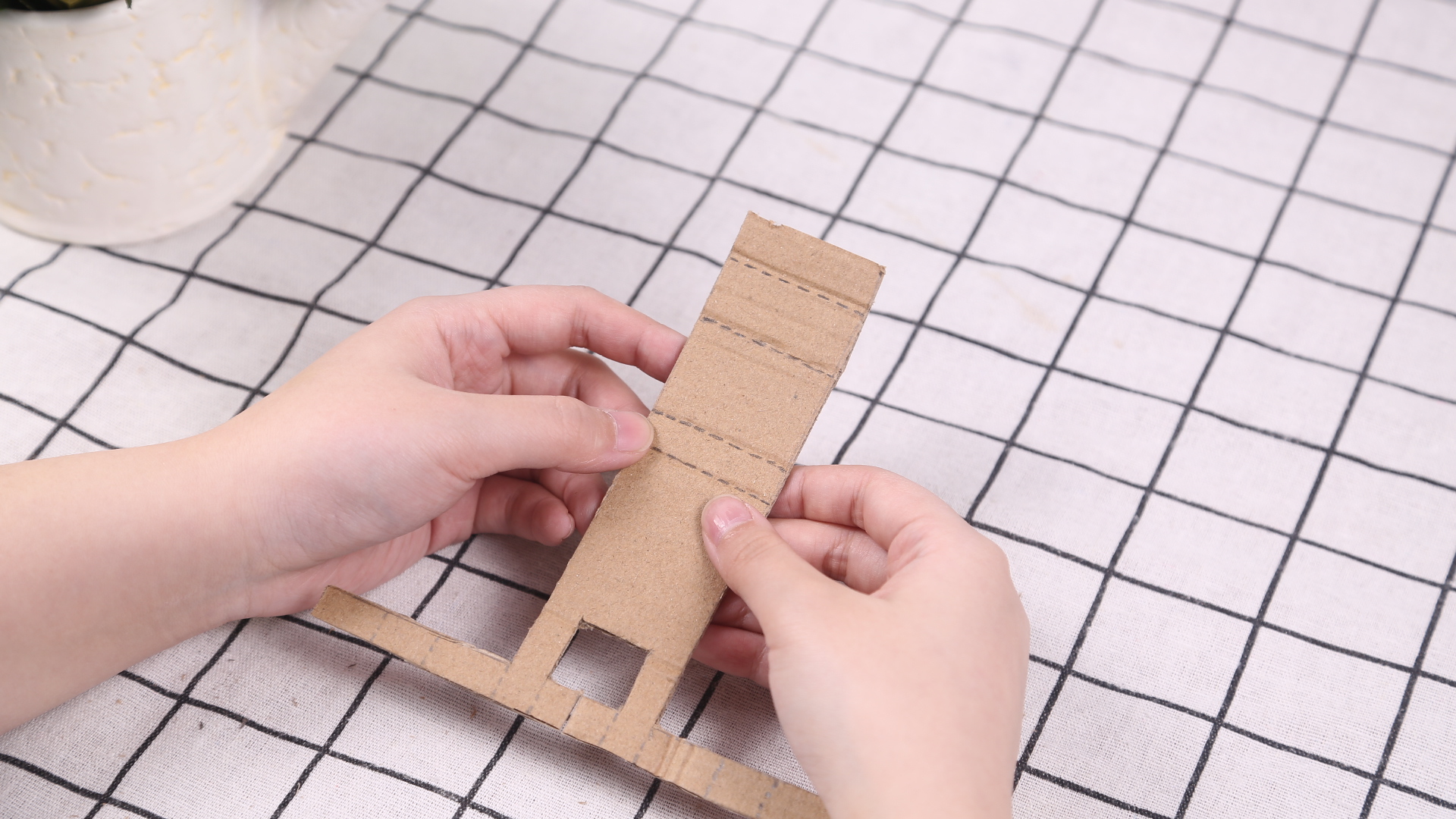 Thùng carton cũ được chuyển thành đồ trang trí đồ chơi, ấm áp và đáng yêu nhưng cũng về nhà, mọi người sẽ thấy bộ sưu tập