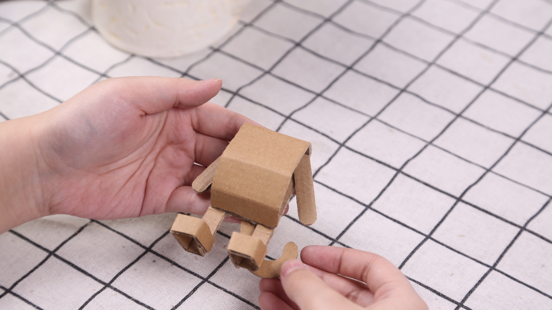 Thùng carton cũ được chuyển thành đồ trang trí đồ chơi, ấm áp và đáng yêu nhưng cũng về nhà, mọi người sẽ thấy bộ sưu tập