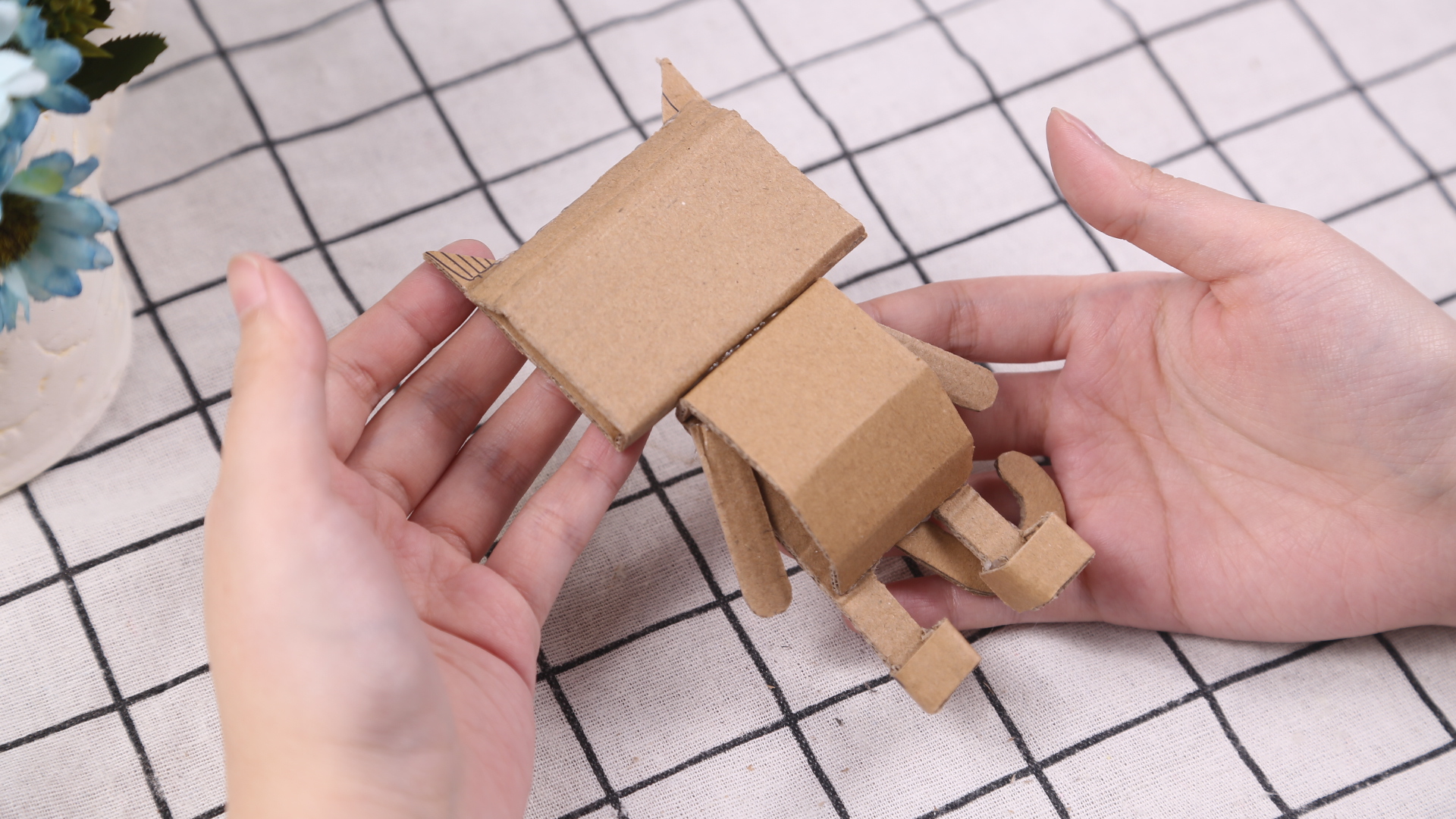 Thùng carton cũ được chuyển thành đồ trang trí đồ chơi, ấm áp và đáng yêu nhưng cũng về nhà, mọi người sẽ thấy bộ sưu tập