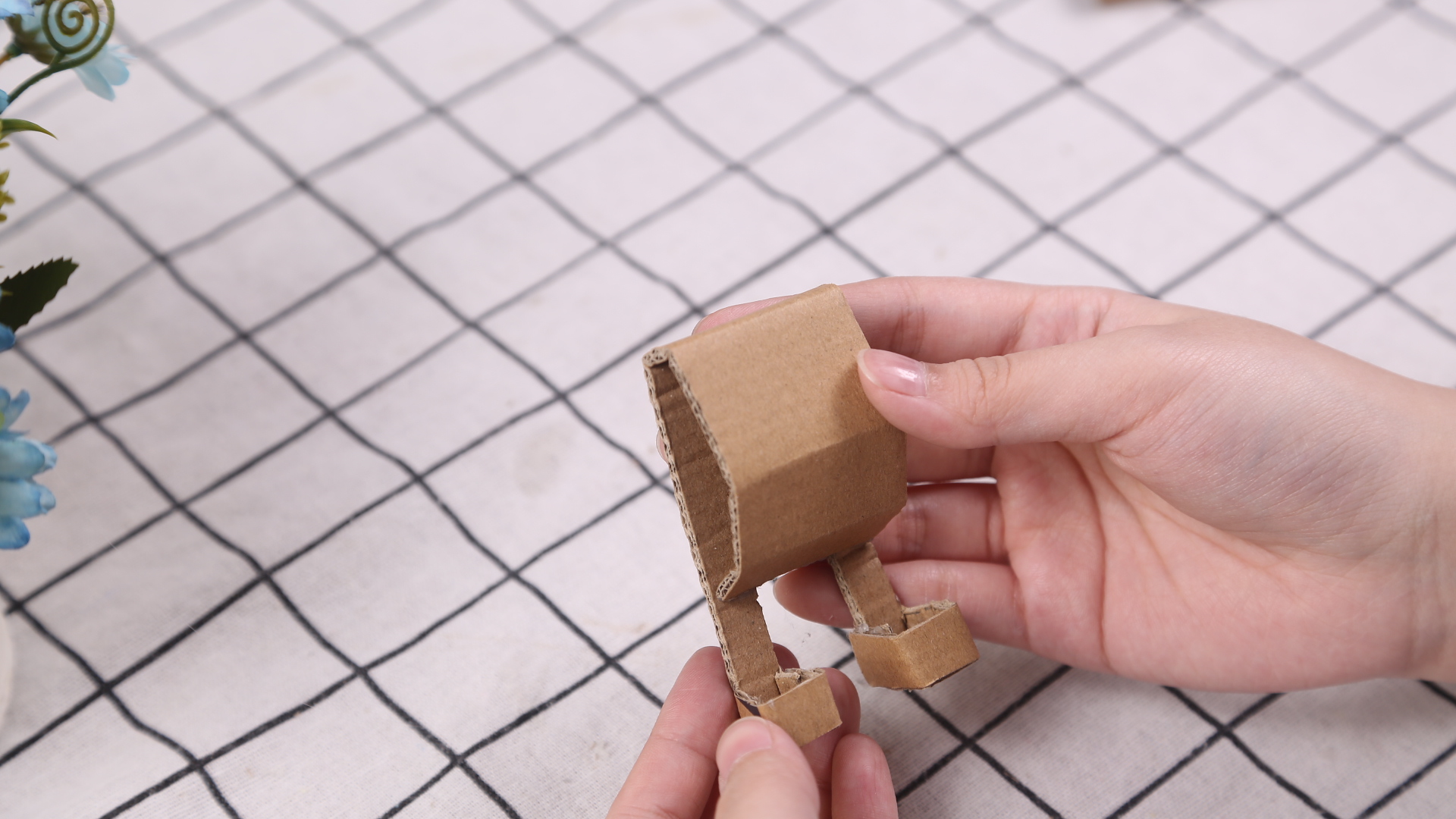 Thùng carton cũ được chuyển thành đồ trang trí đồ chơi, ấm áp và đáng yêu nhưng cũng về nhà, mọi người sẽ thấy bộ sưu tập