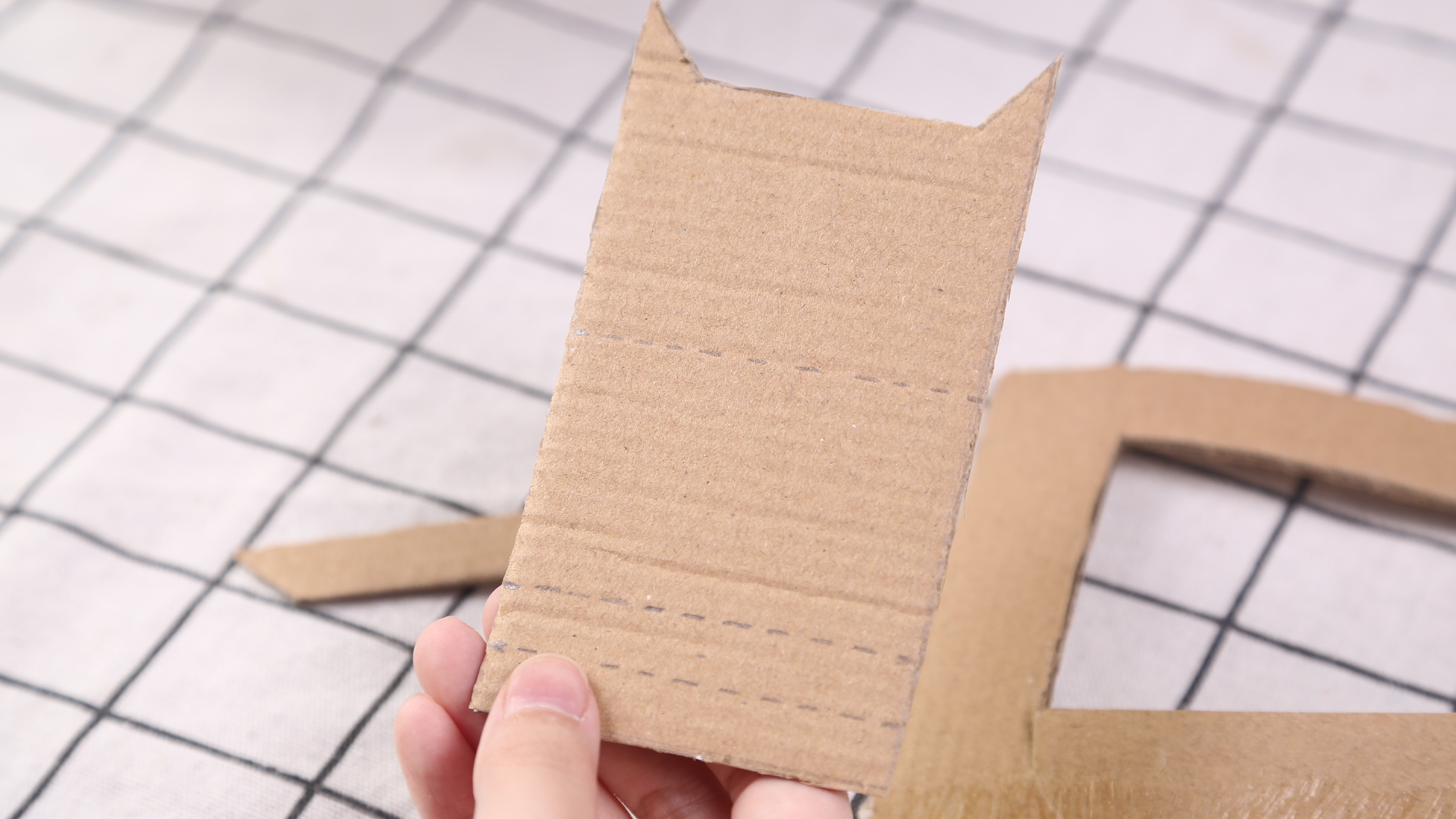 Thùng carton cũ được chuyển thành đồ trang trí đồ chơi, ấm áp và đáng yêu nhưng cũng về nhà, mọi người sẽ thấy bộ sưu tập