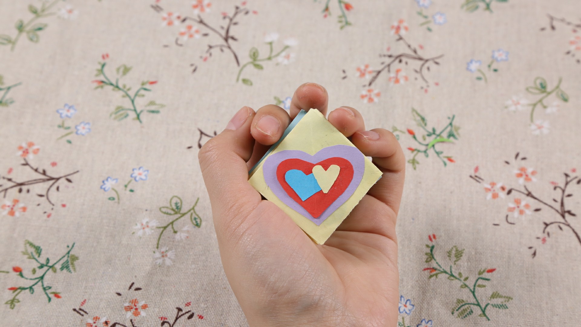 姑娘教你制作立体爱心贺卡,简单还好看,送个不