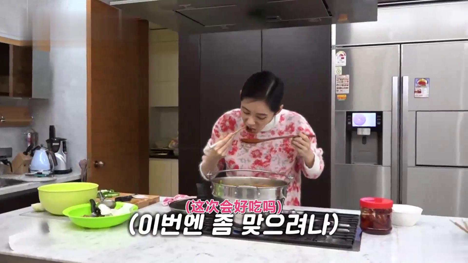 太帅了!秋瓷炫于可爱宣传中国文化,火锅、毛笔