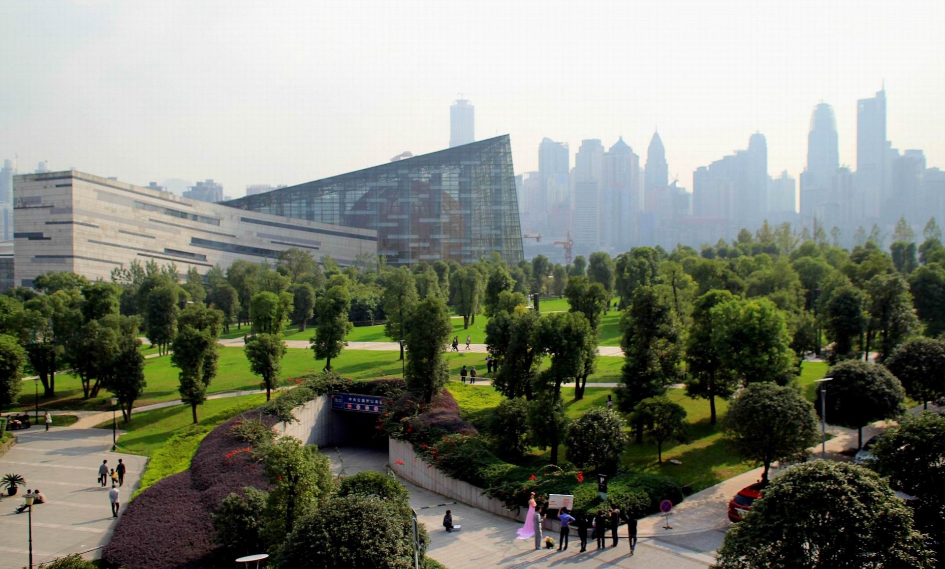 江北嘴中央公园,cbd中的公园,两座教堂矗立其中,唯美浪漫