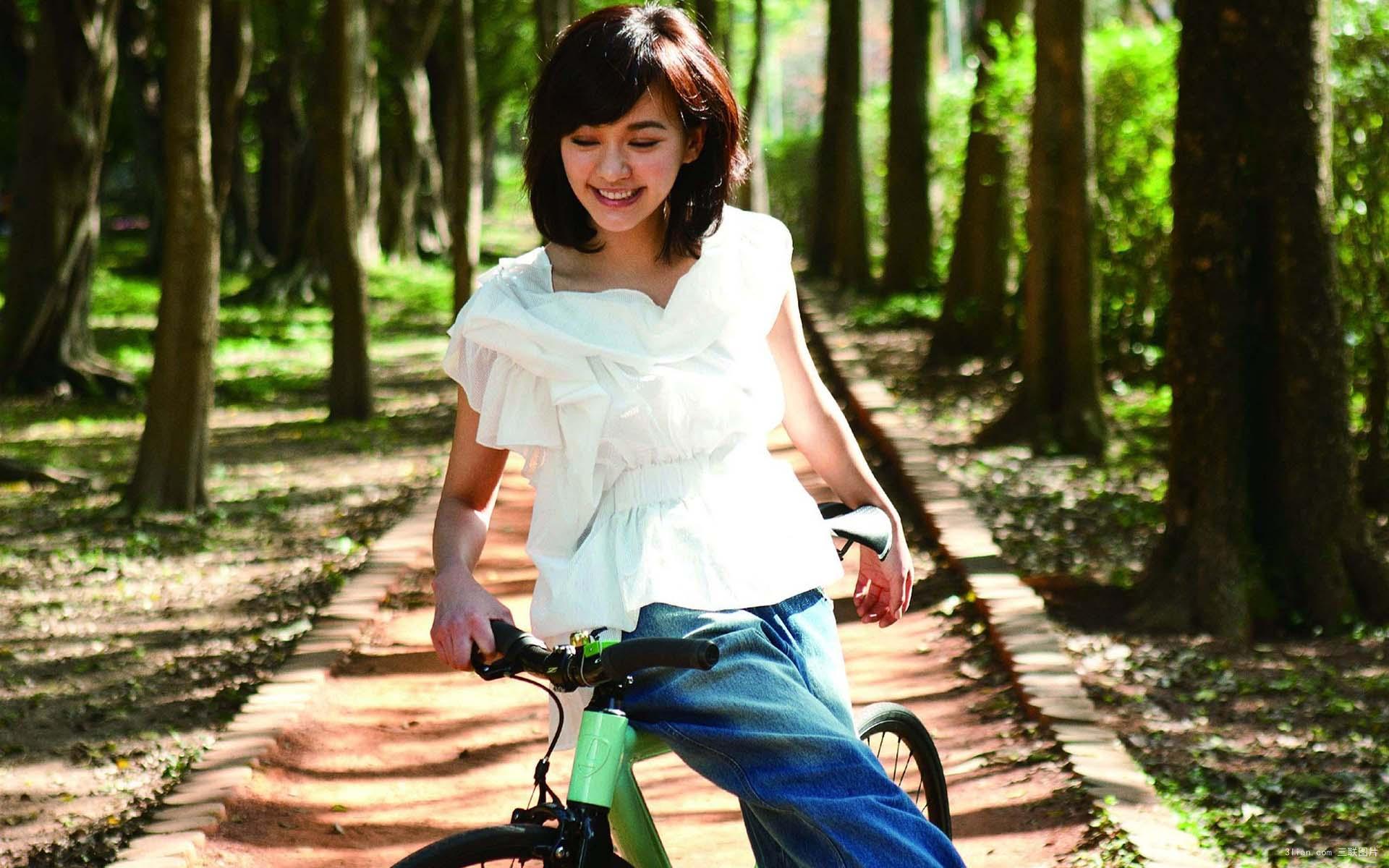 但章子怡却说有个人比她还厉害 而这位女星就是元气少女陈意涵,虽然