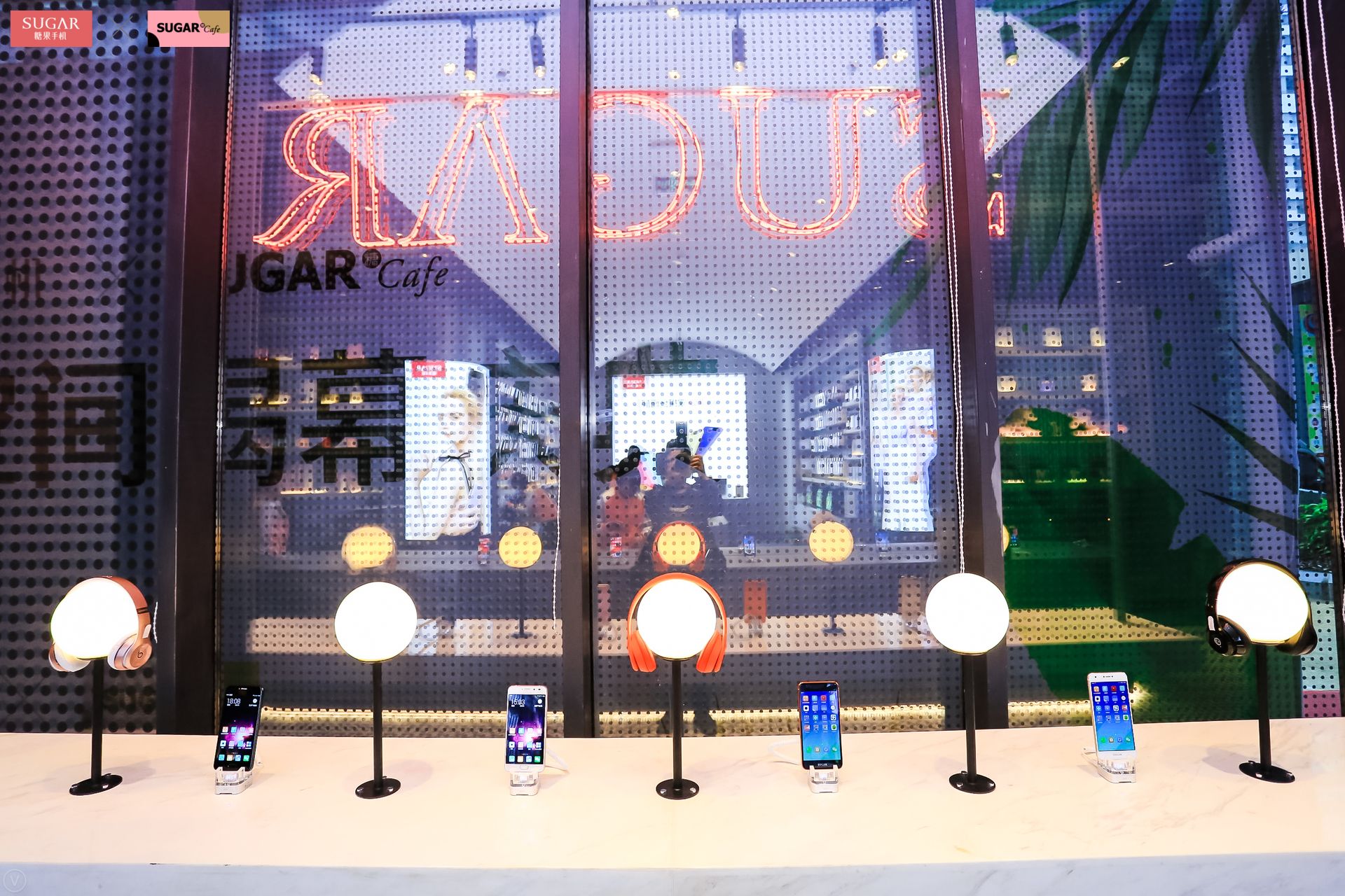 线下新模式,SUGAR推出智能手机、美学咖啡