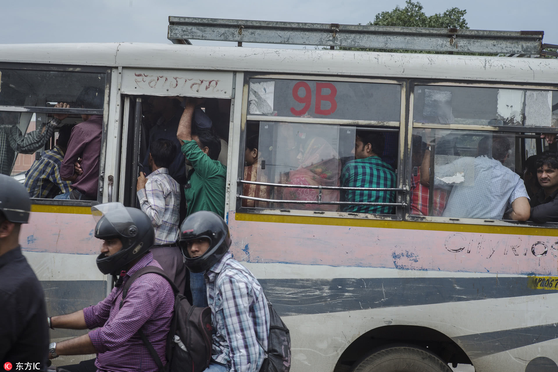 在印度,坐火车亦或是坐公交车拼得都是体力!